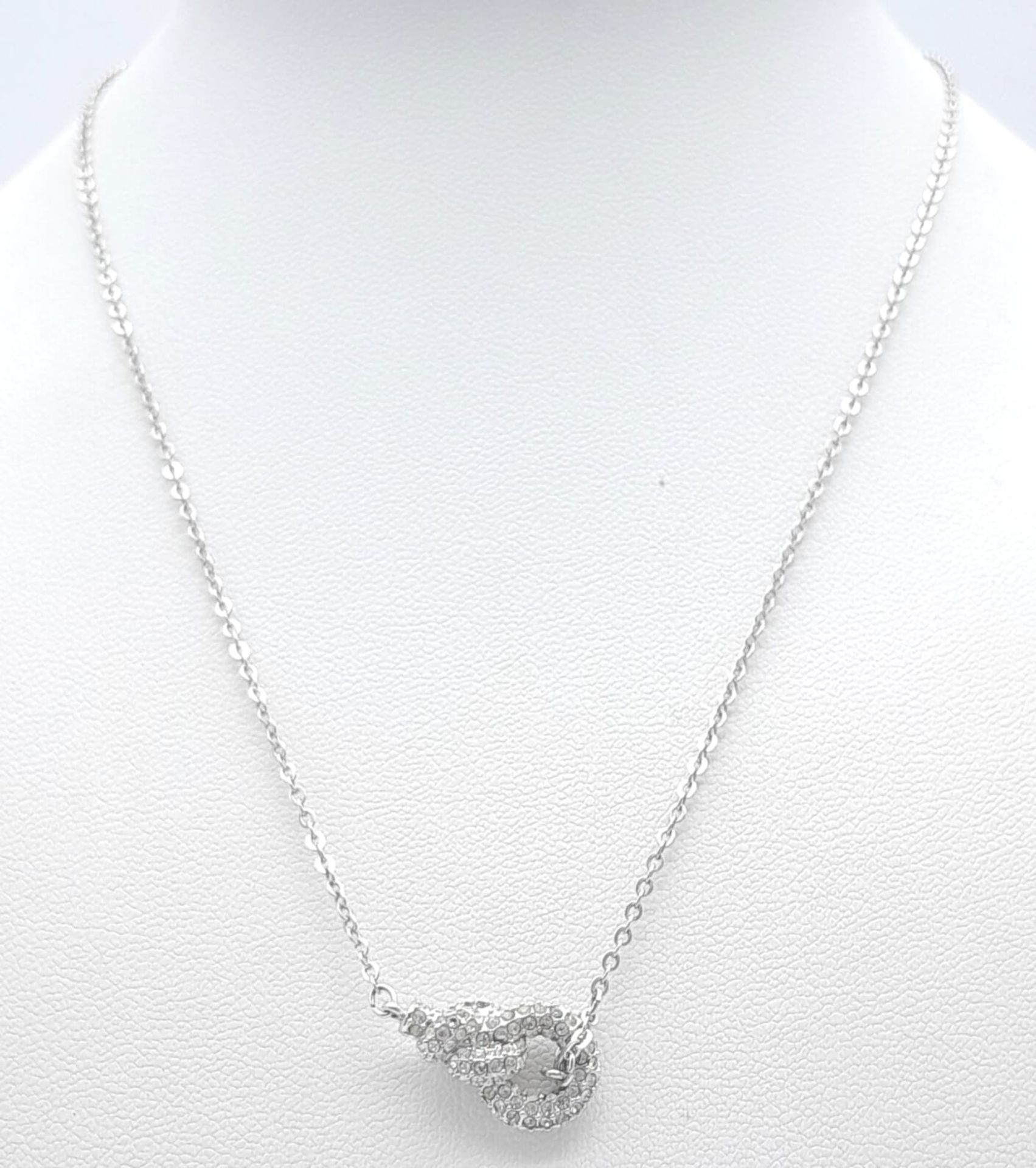 A SWAROVSKI CRYSTAL NECKLACE. TOTAL WEIGHT 4.45G. TOTAL LENGTH 39CM.