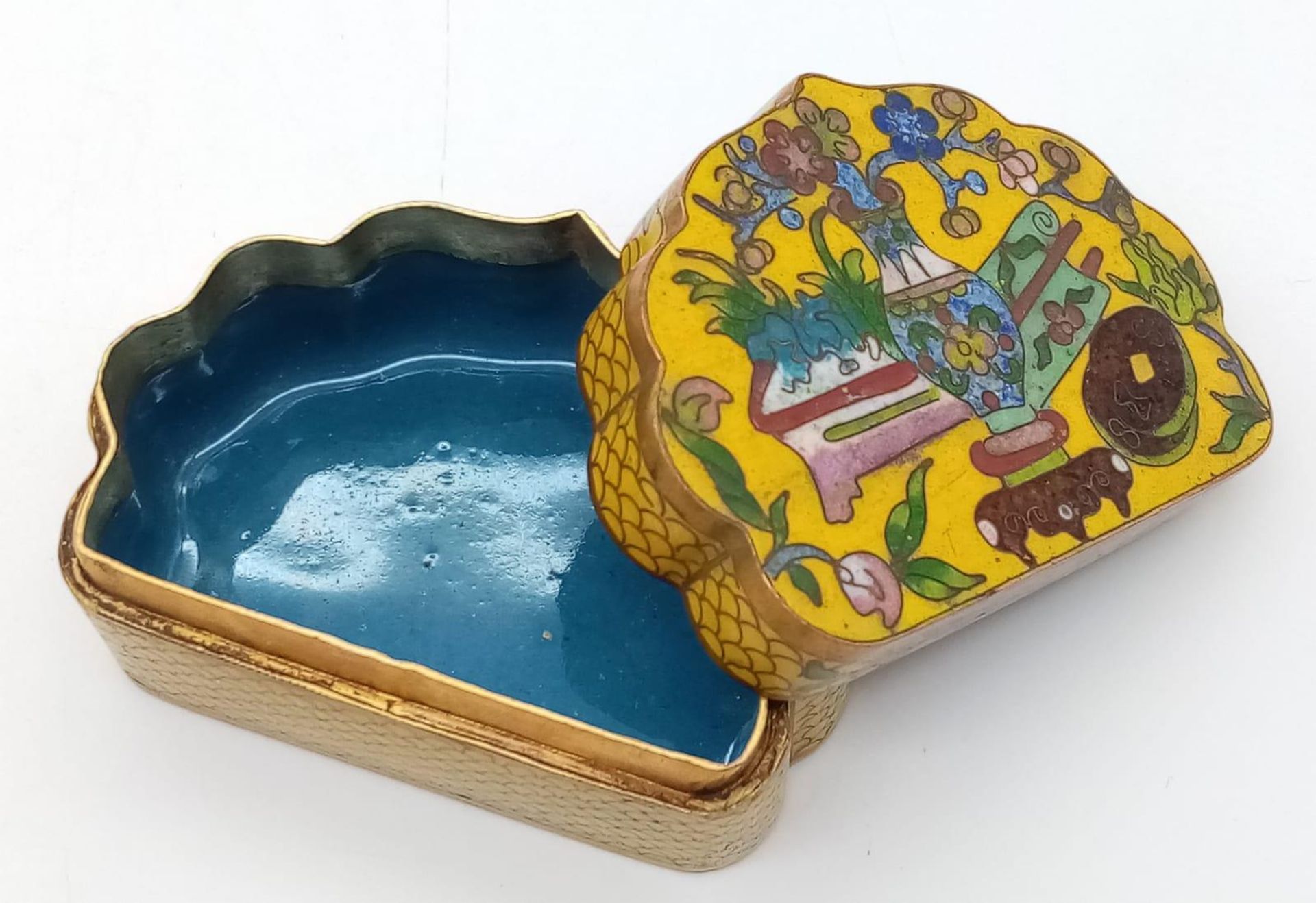 AN EXQUISITE EXAMPLE OF 19TH CENTURY CHINESE CLOISONNE WORK IN THE FORM OF A SMALL TRINKET BOX . - Image 6 of 6
