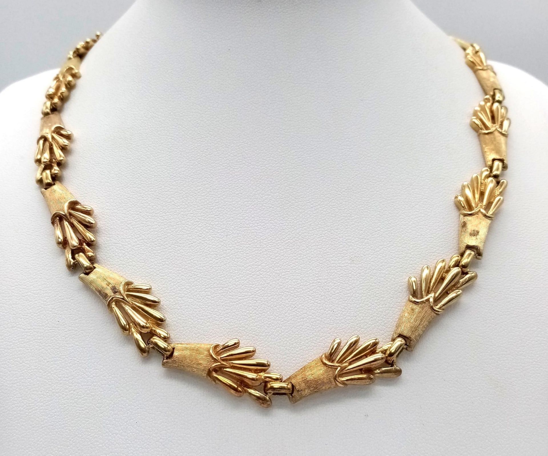A Vintage 18K Yellow Gold Substantial Harvest-Burst Link Necklace. 44cm length. 66.37g weight.