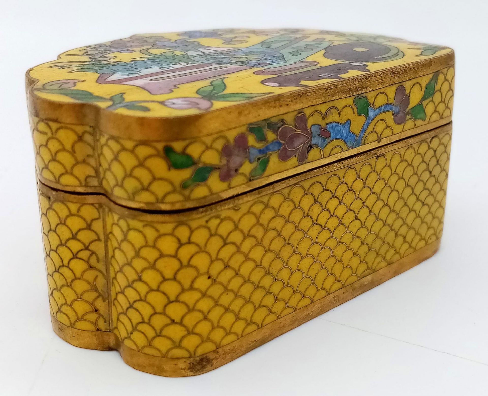 AN EXQUISITE EXAMPLE OF 19TH CENTURY CHINESE CLOISONNE WORK IN THE FORM OF A SMALL TRINKET BOX . - Image 4 of 6