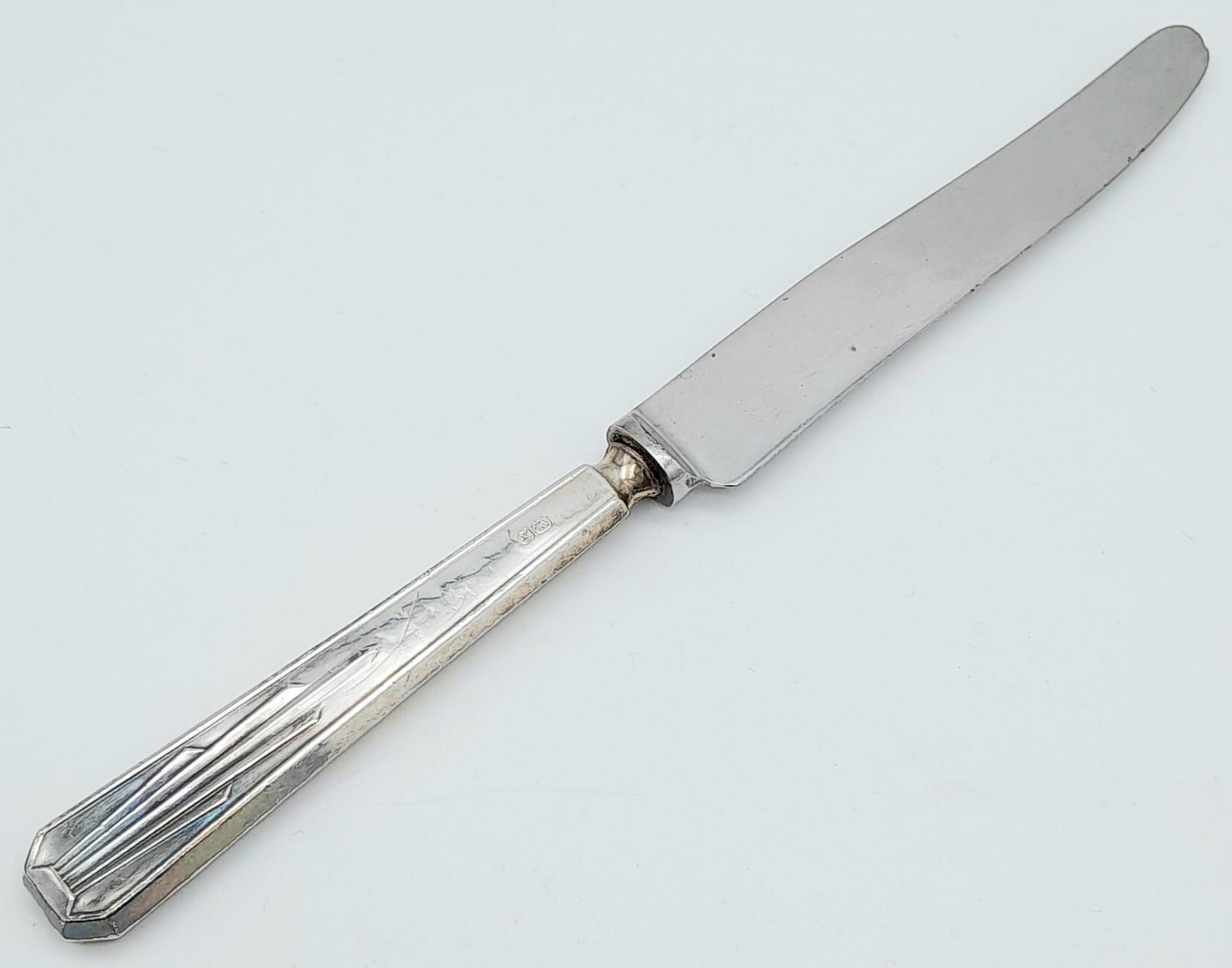 A vintage stainless steel sterling silver handled knife. Full hallmarks Sheffield, 1940. Total - Bild 2 aus 7