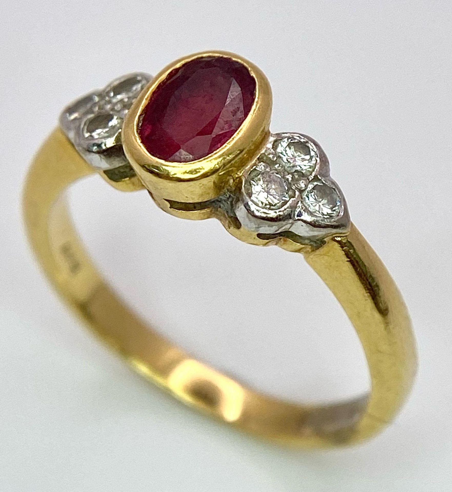 An 18K Yellow Gold Ruby and Diamond Ring. Central oval ruby with six round cut diamond accents. Size - Bild 3 aus 12