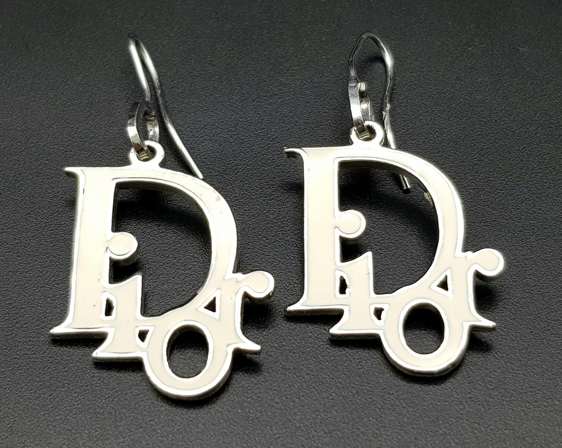 A Pair of Christian Dior White Enamel Earrings. Logo drop -3cm. Ref: 104270 - Bild 2 aus 3