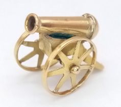 A 18K YELLOW GOLD CANNON CHARM ARSENAL GUNNERS THEME. TOTAL WEIGHT 1.8G. A/F