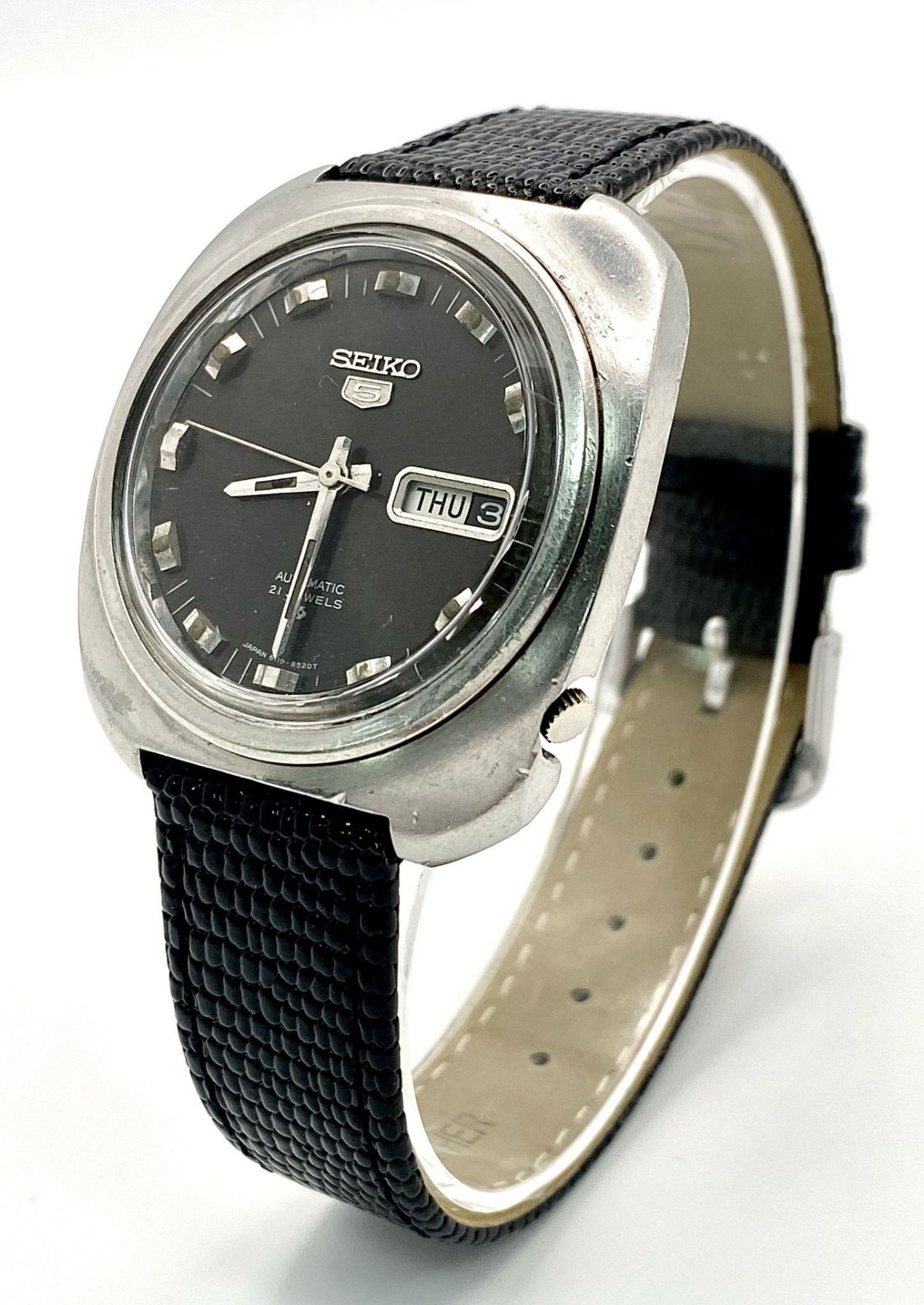 A Vintage Seiko 5 Automatic Gents Watch. Stainless steel case - 38mm. 21 jewels. Black dial with