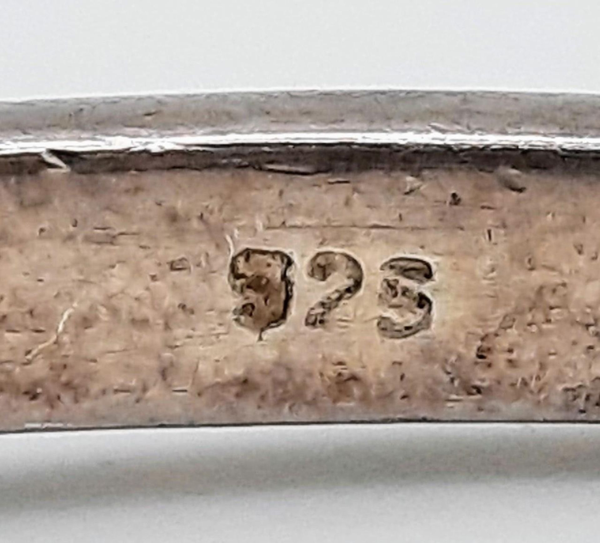 A vintage 925 silver stone set click-on bangle. Total weight 12.6G. Diameter 6.5cm. - Bild 4 aus 4