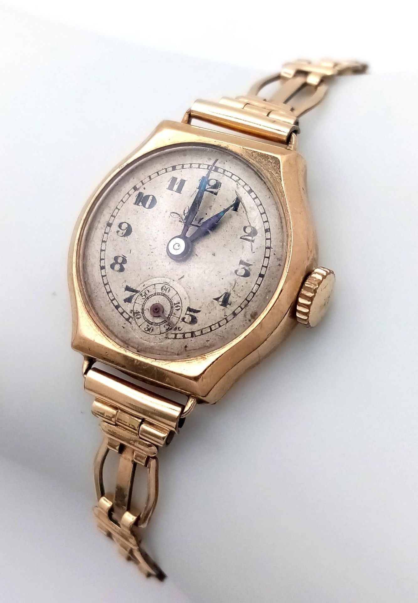 A Vintage 9K Gold Avia Ladies Watch. Yellow metal bracelet. 9K gold case - 21mm. 15.4g total weight.