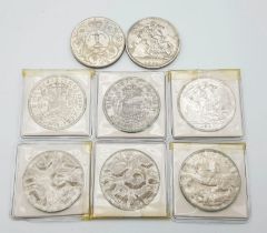 A SELECTION OF 8 BRITISH CROWN COIN TO INCLUDE A ROCKING HORSE CROWN 1935 ,A VICTORIAN CROWN 1887