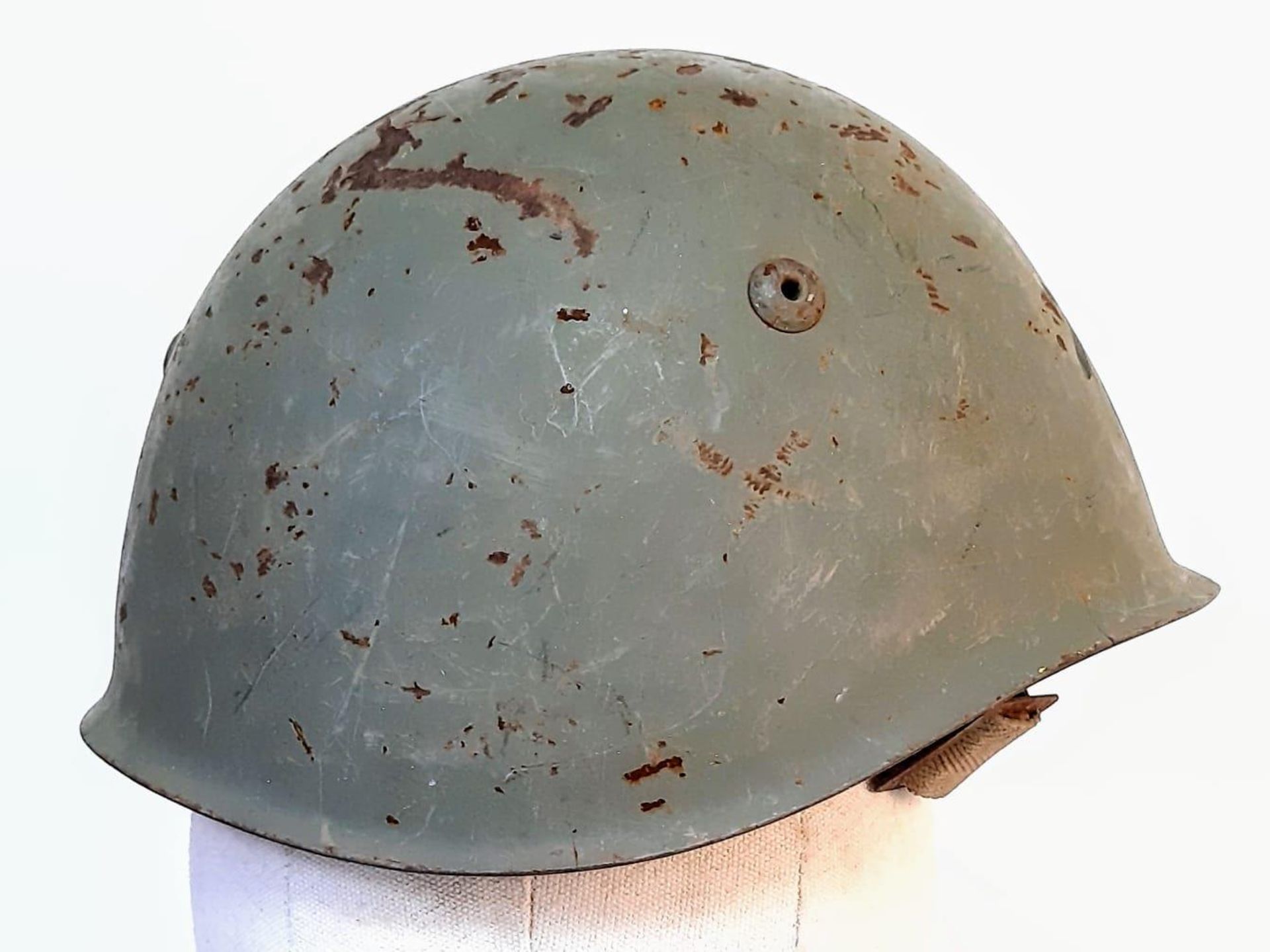 A WW2 Italian M33 Helmet with insignia of the Coastal Artillery. - Image 4 of 5