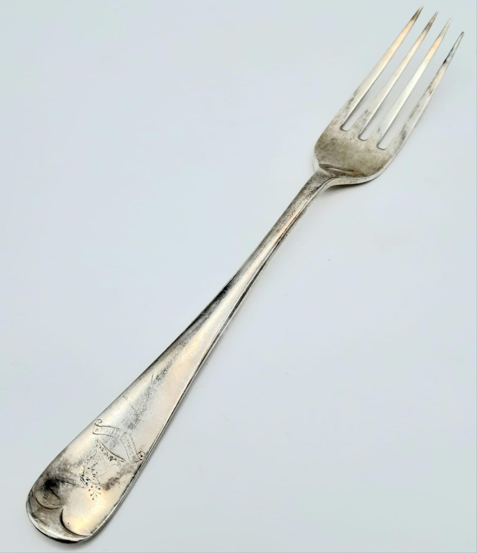 A Victorian antique sterling silver fork. Full hallmarks London, 1879. Total weight 45G. Total - Image 2 of 5