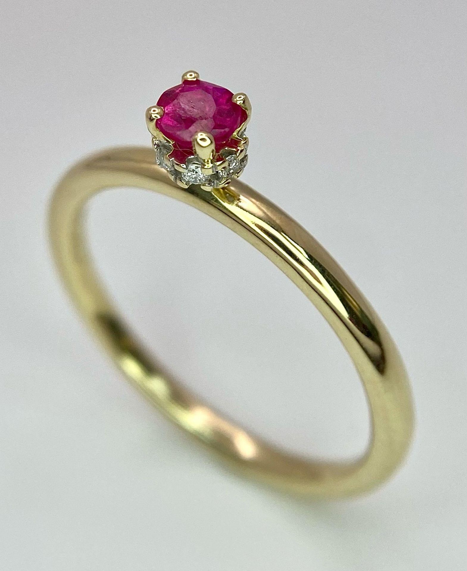 A 9K YELLOW GOLD 4 CLAW RUBY SET SOLITAIRE RING WITH DIAMOND SET HIDDEN HALO 0.27CT RUBY 2.1G SIZE O