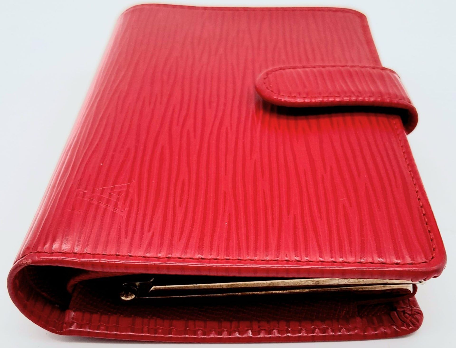 A Louis Vuitton Castillan Red Epi Leather French Purse Wallet. Epi Leather Exterior with the LV logo - Bild 3 aus 10