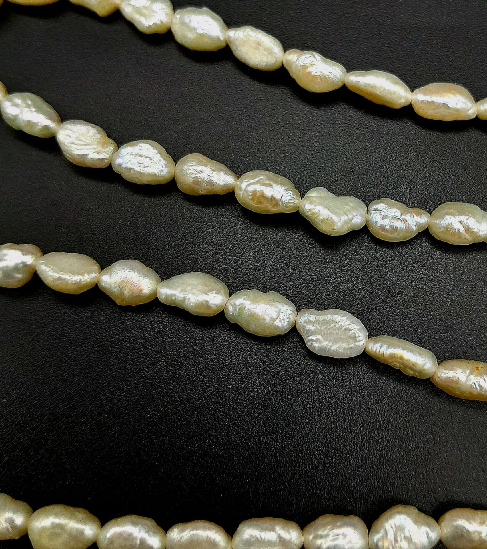 A Vintage Rice Pearl Necklace with a 9K Gold Clasp. 74cm. - Image 4 of 5