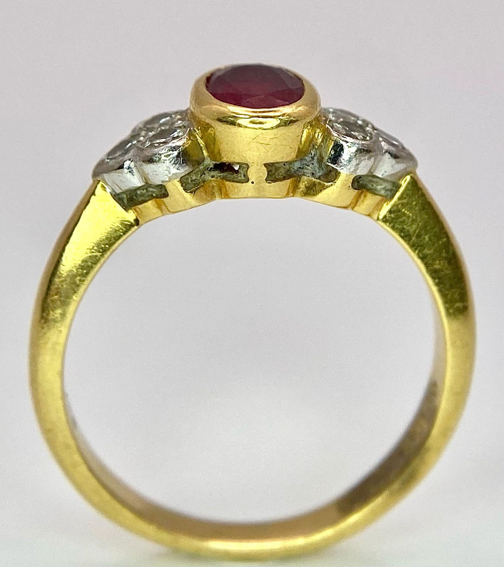 An 18K Yellow Gold Ruby and Diamond Ring. Central oval ruby with six round cut diamond accents. Size - Bild 6 aus 12