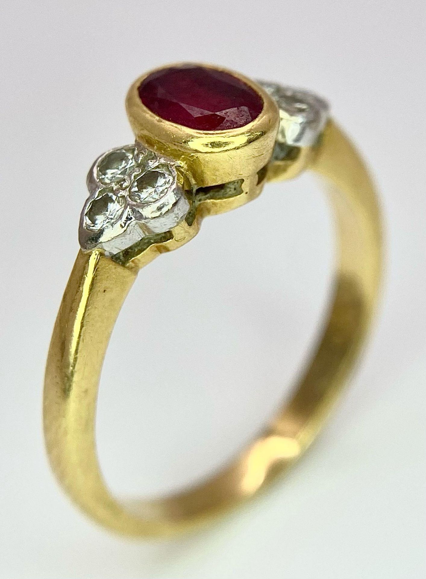An 18K Yellow Gold Ruby and Diamond Ring. Central oval ruby with six round cut diamond accents. Size - Bild 9 aus 12