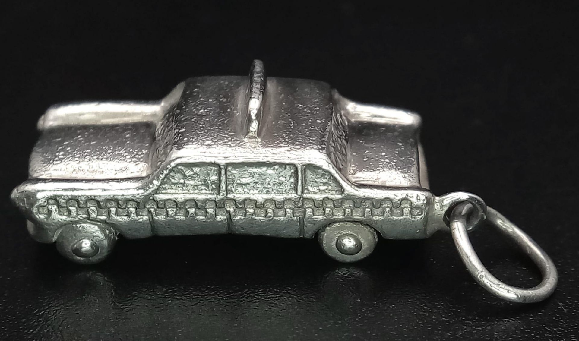 A GENUINE & RARE TIFFANY & CO NEW YORK TAXI CHARM 8G , 2.5cm x 1cm ref: SC 3125 - Bild 2 aus 5