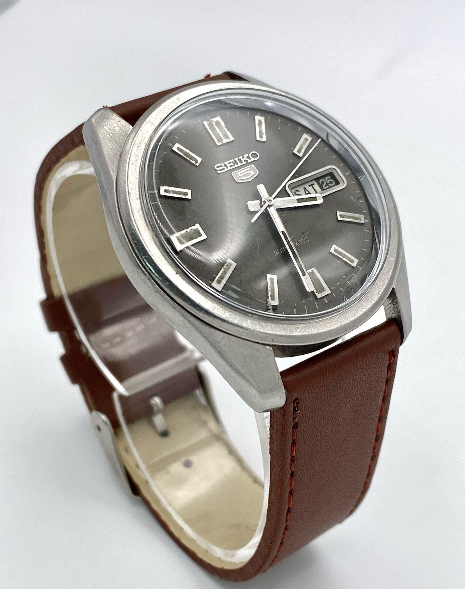 A Vintage Seiko 5 Automatic Gents Watch. Brown leather strap. Stainless steel case - 37mm. Dark grey - Bild 2 aus 7
