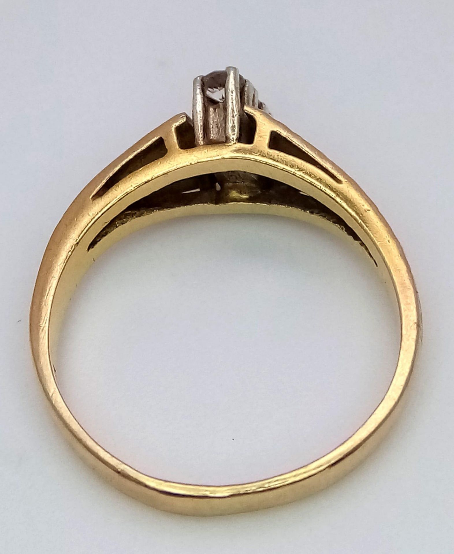 A 18K yellow gold vintage style CZ trilogy ring, 3.9g, size N, (cz:3x 2mm) ref: SH1257I - Bild 3 aus 4