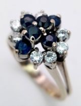 A GORGEOUS 18K WHITE GOLD DIAMOND & SAPPHIRE CLUSTER RING IN FLORAL DESIGN, APPROX 0.30CT DIAMONDS
