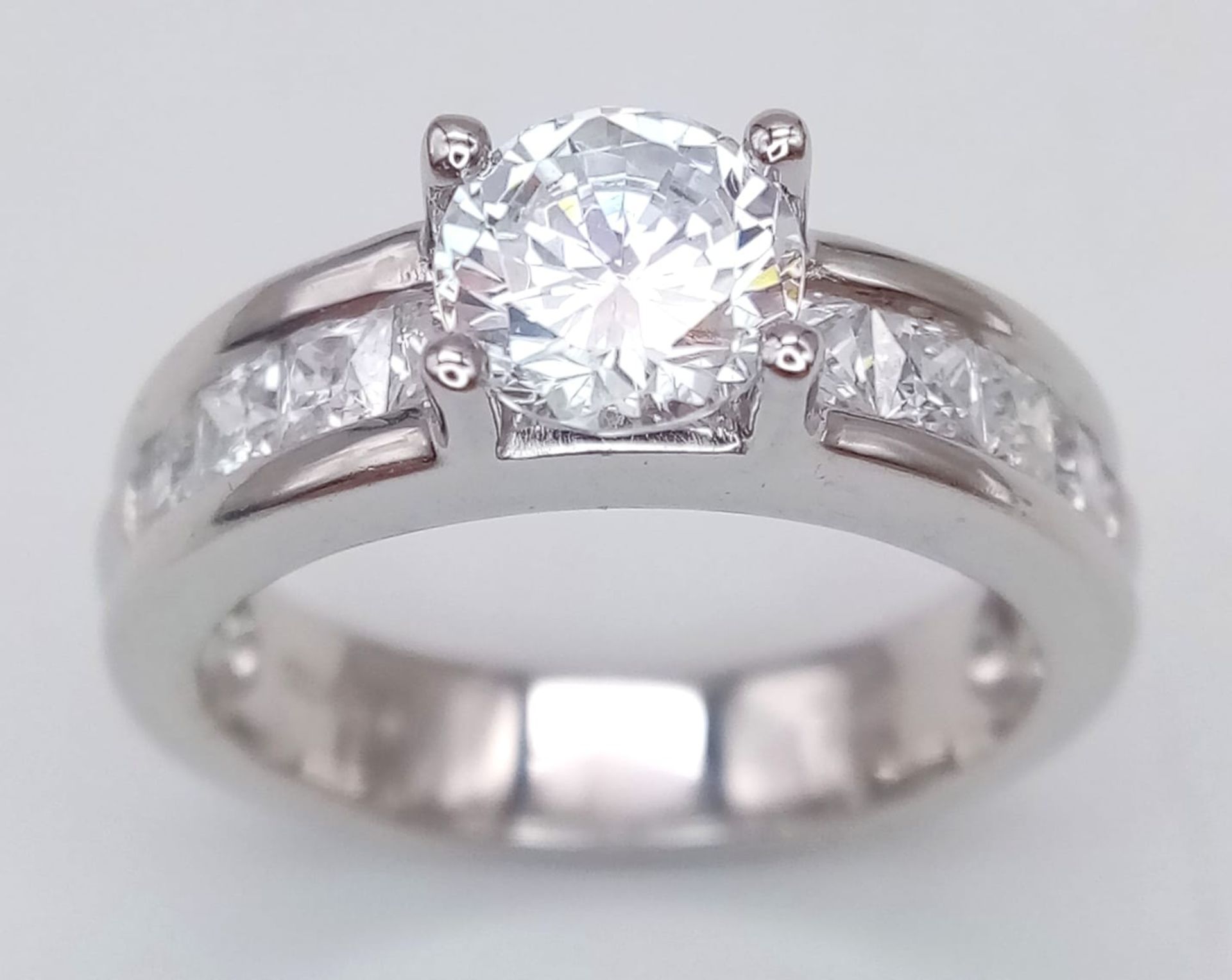 A 9K WHITE GOLD RING WITH LARGE LAB GROWN DIAMOND CENTRE STONE PLUS DIAMOND SHOULDERSS . 5.1gms size - Bild 2 aus 4