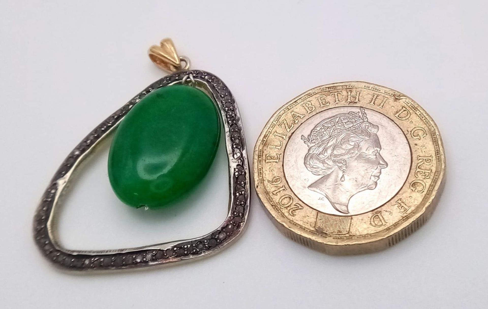 A Jade and Diamond Pendant on Yellow Metal. 4cm. 4.75g weight. - Image 5 of 5