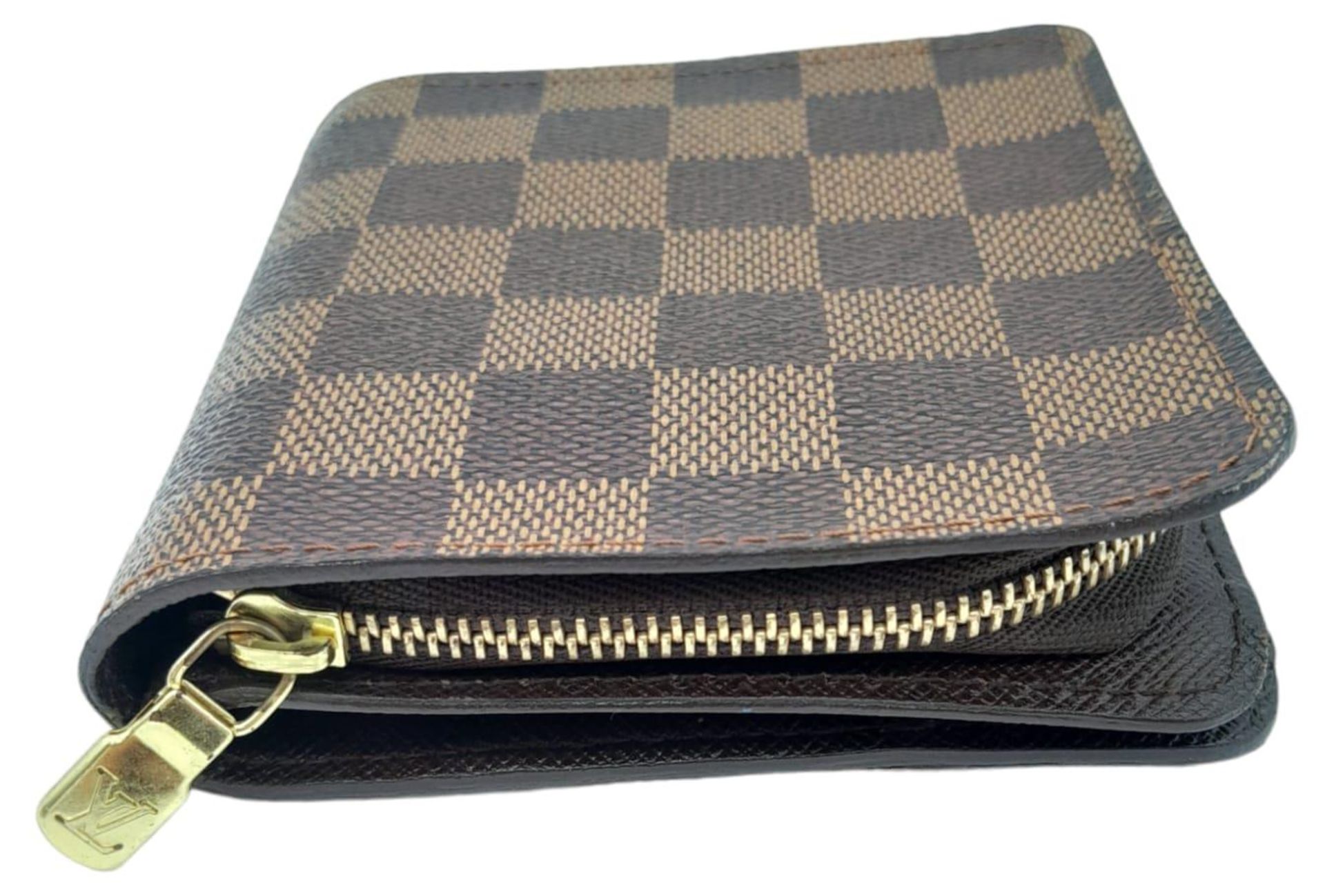 A Louis Vuitton Damier Ebene Canvas Compact Zippy Wallet. Leather Coated Canvas Exterior, Gold - Image 3 of 9