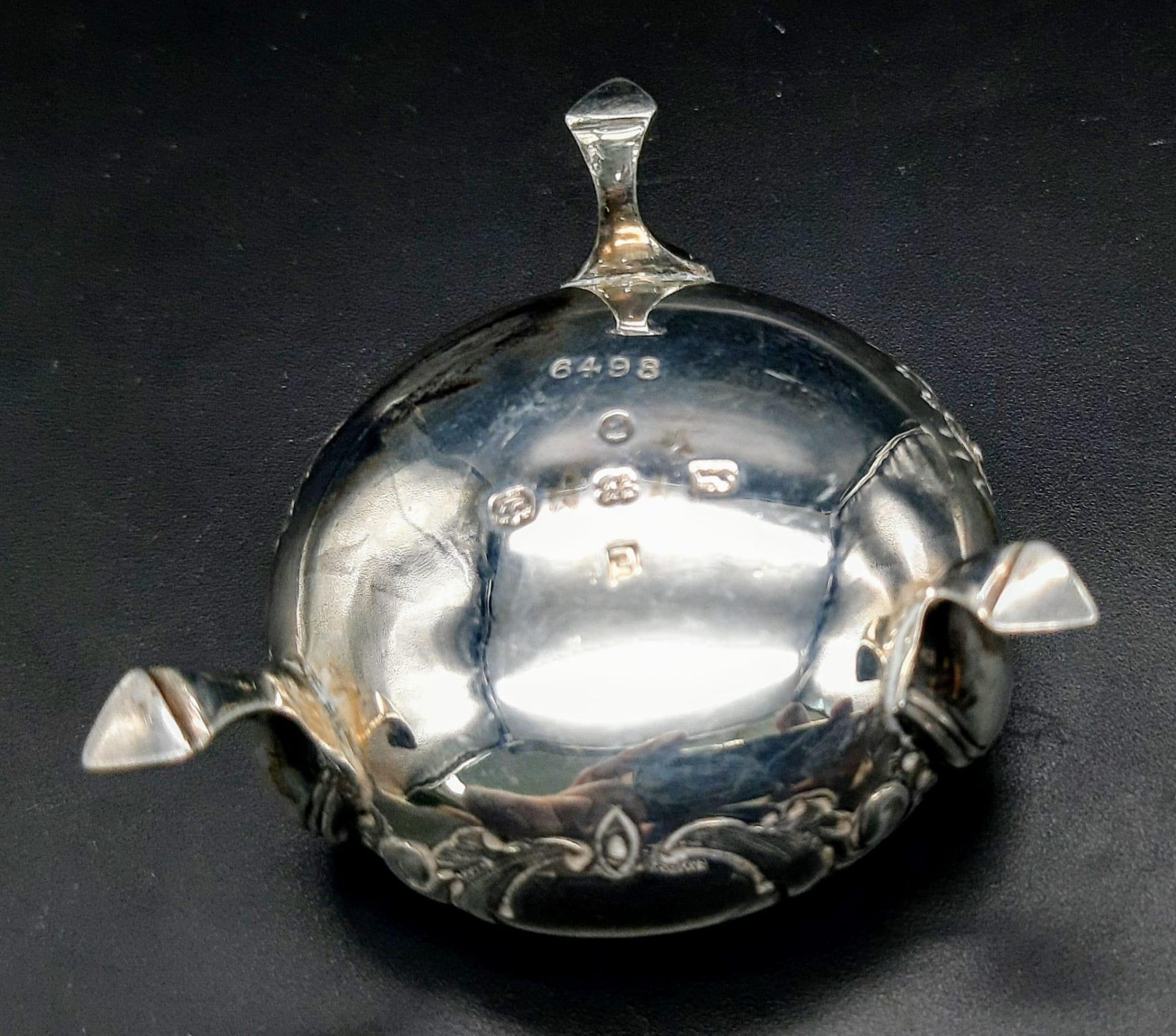 A set of Victorian antique sterling silver salt cellar with nicely floral ornate and silver spoon - Image 3 of 8