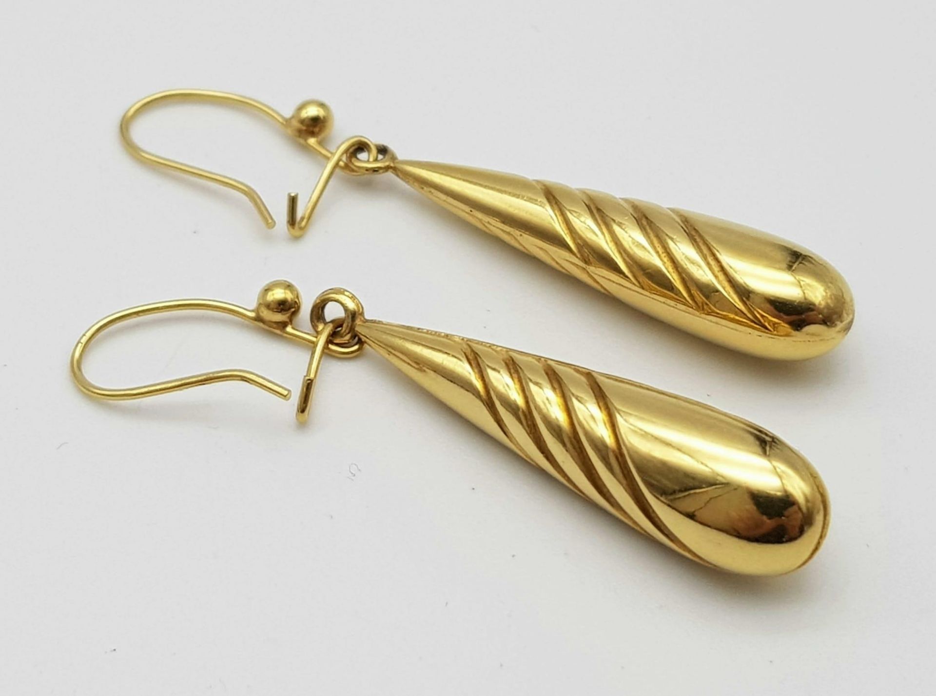 A Pair of 9k Yellow Gold Elongated Teardrop Earrings. 3cm drop. 2.33g weight.