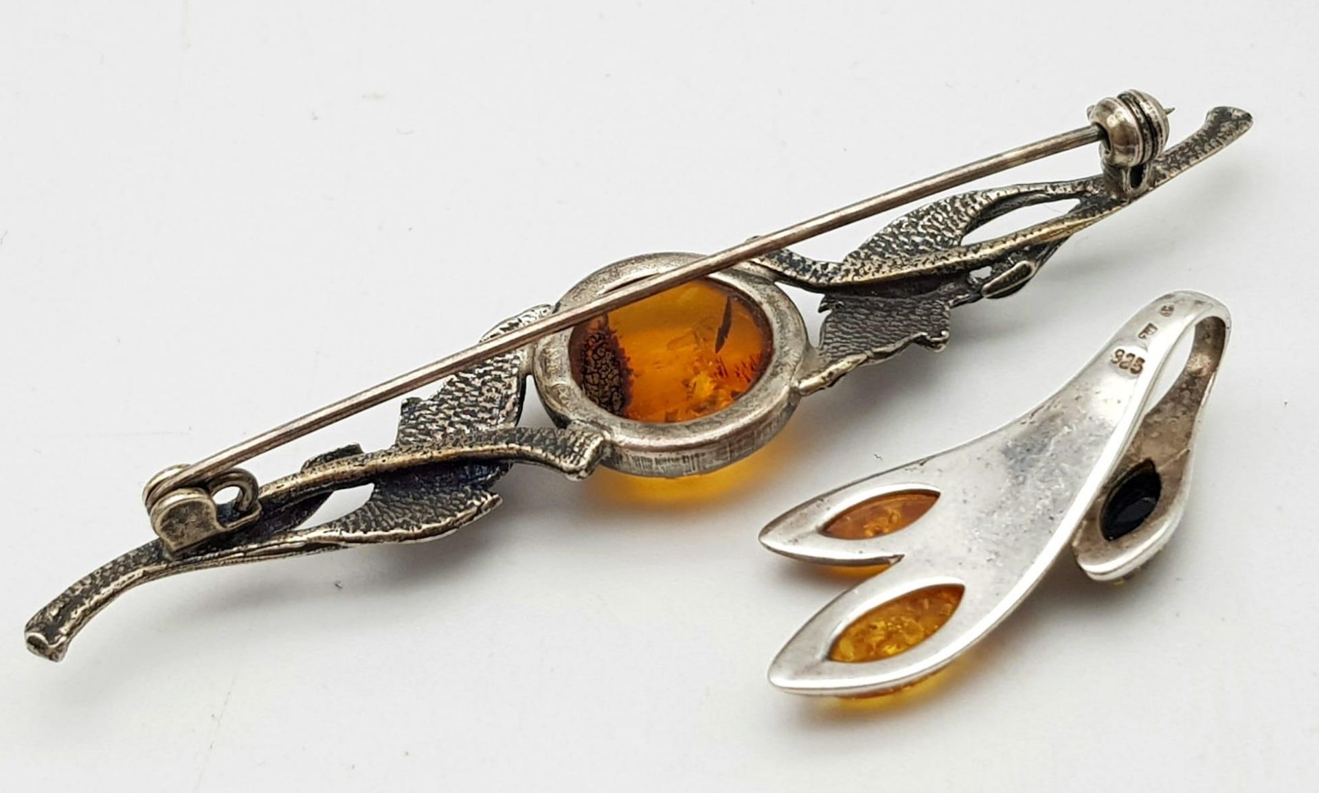 A STERLING SILVER AMBER SET BROOCH & PENDANT. TOTAL WEIGHT 8.4G - Image 4 of 7