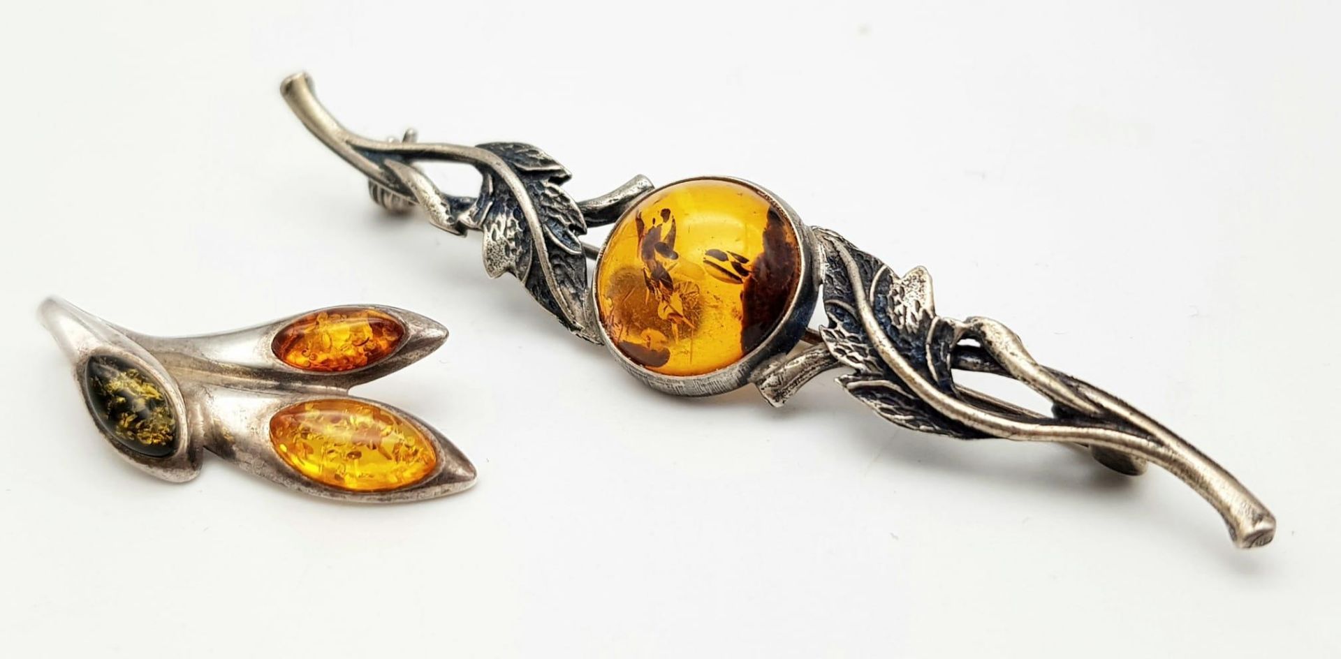 A STERLING SILVER AMBER SET BROOCH & PENDANT. TOTAL WEIGHT 8.4G