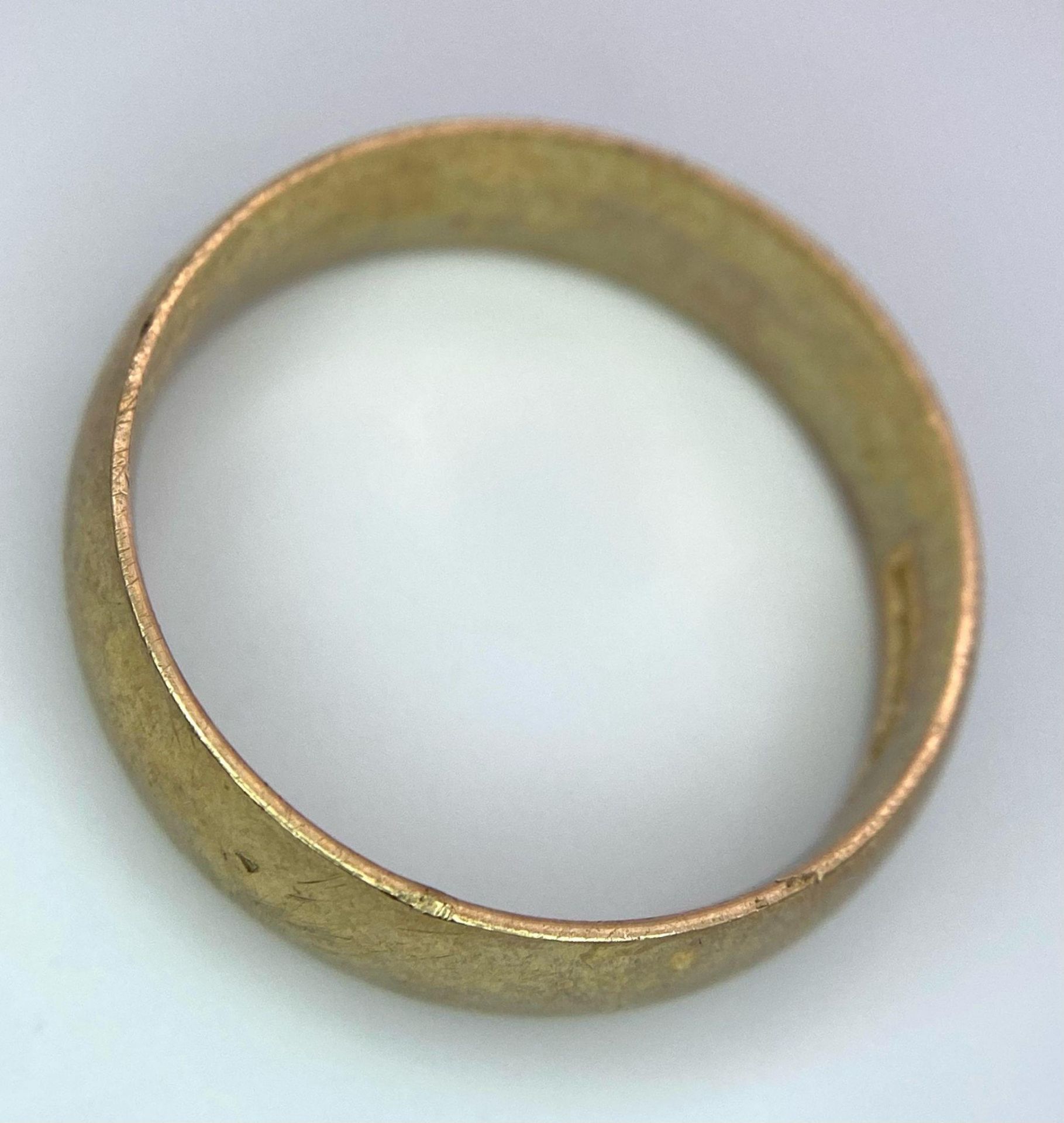 A Vintage 9K Yellow Gold Band Ring. 6mm width. Size T. 5.05g weight. Full UK hallmarks. - Image 4 of 5