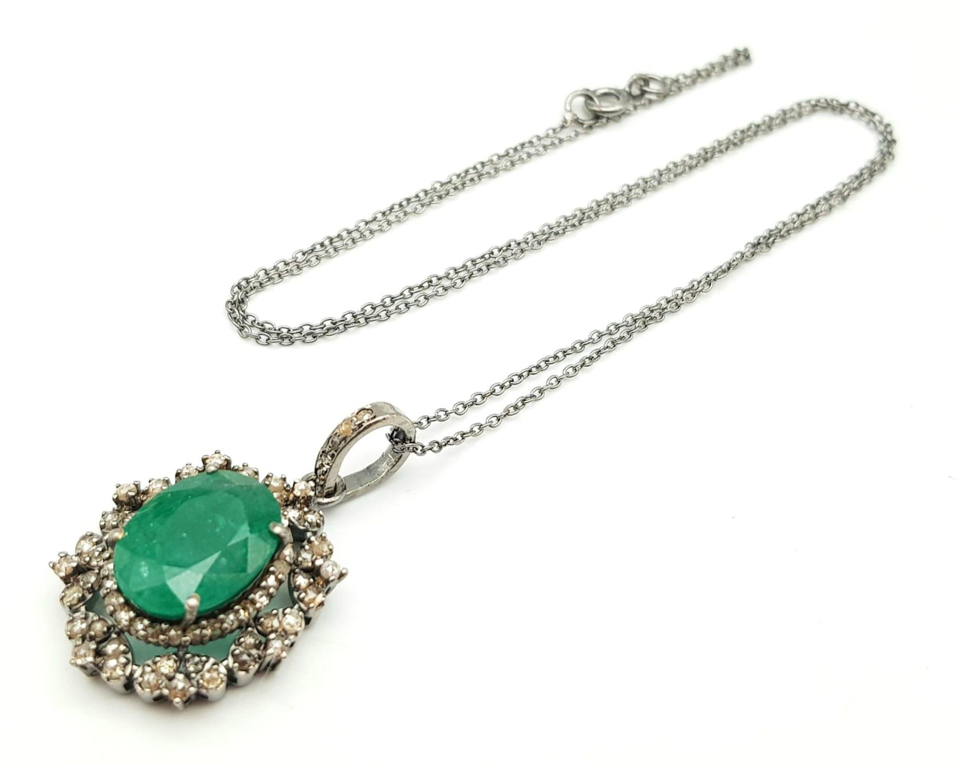 An Emerald Pendant with Diamond Surround on 925 Silver and Silver Chain. 6.90ct emerald, 1.25ctw - Image 4 of 9