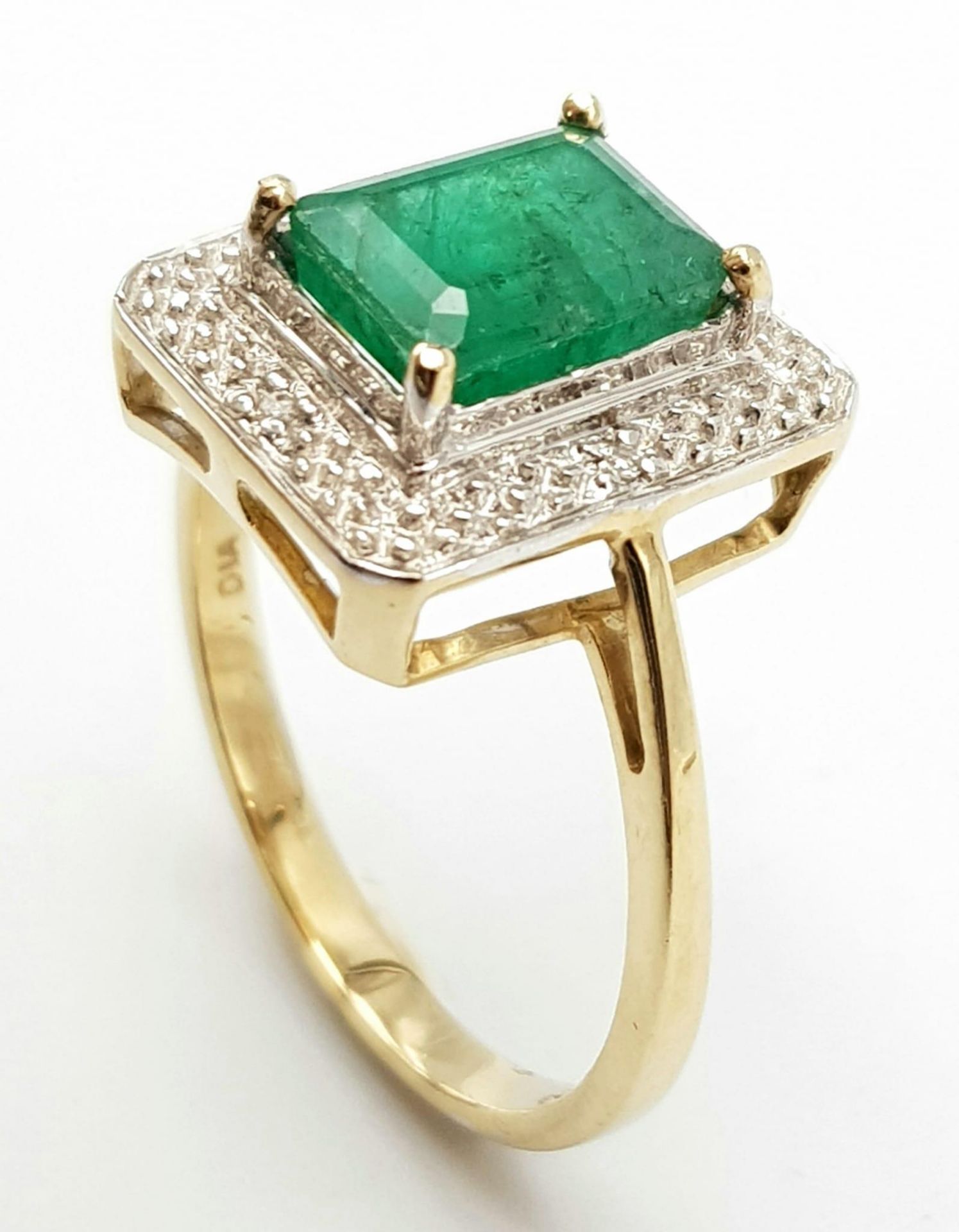 A 9K GOLD RING WITH 2.5ct NATURAL EMERALD SURROUNDED BY DIAMONDS. 3.8gms size O - Image 3 of 5