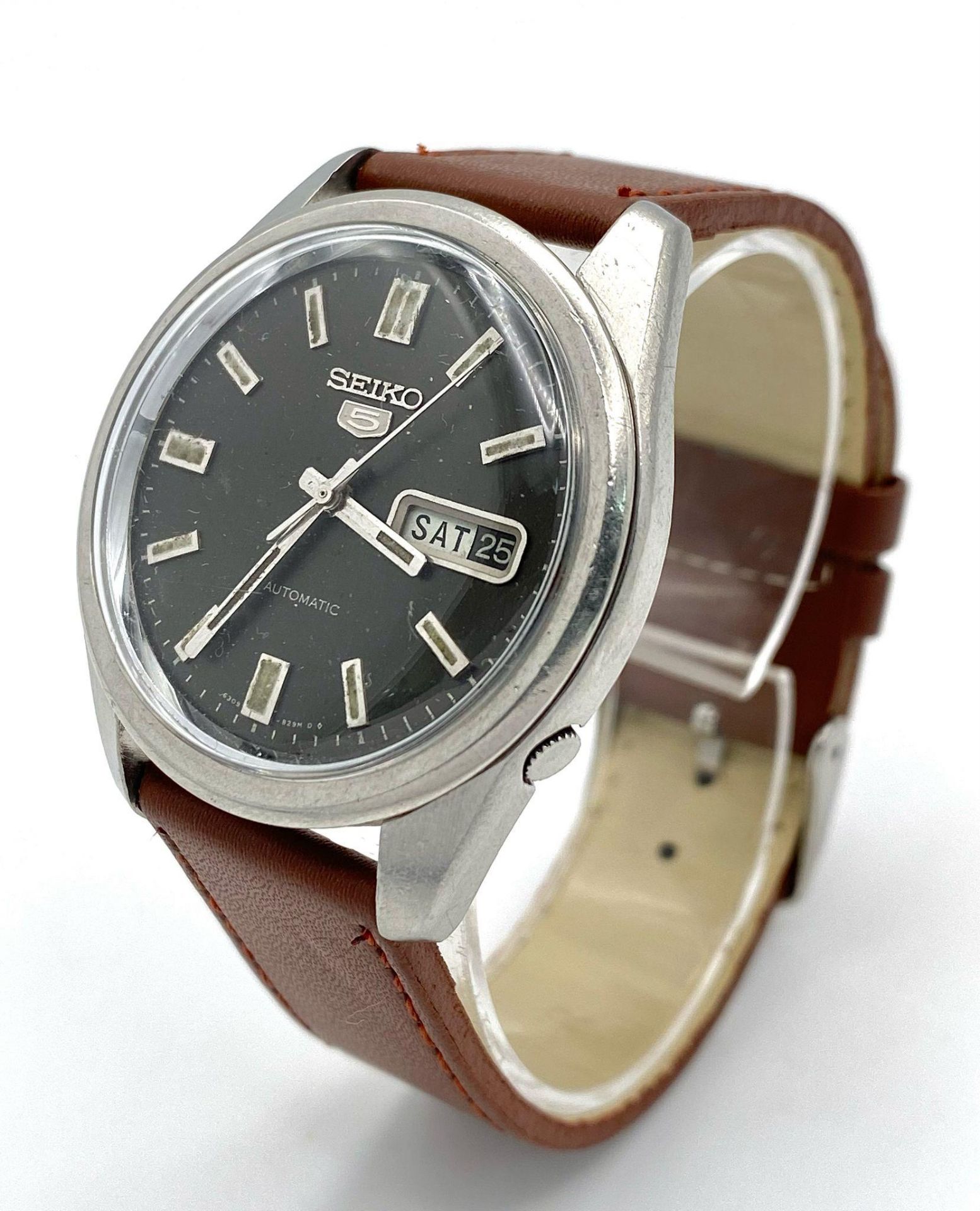 A Vintage Seiko 5 Automatic Gents Watch. Brown leather strap. Stainless steel case - 37mm. Dark grey - Bild 3 aus 7