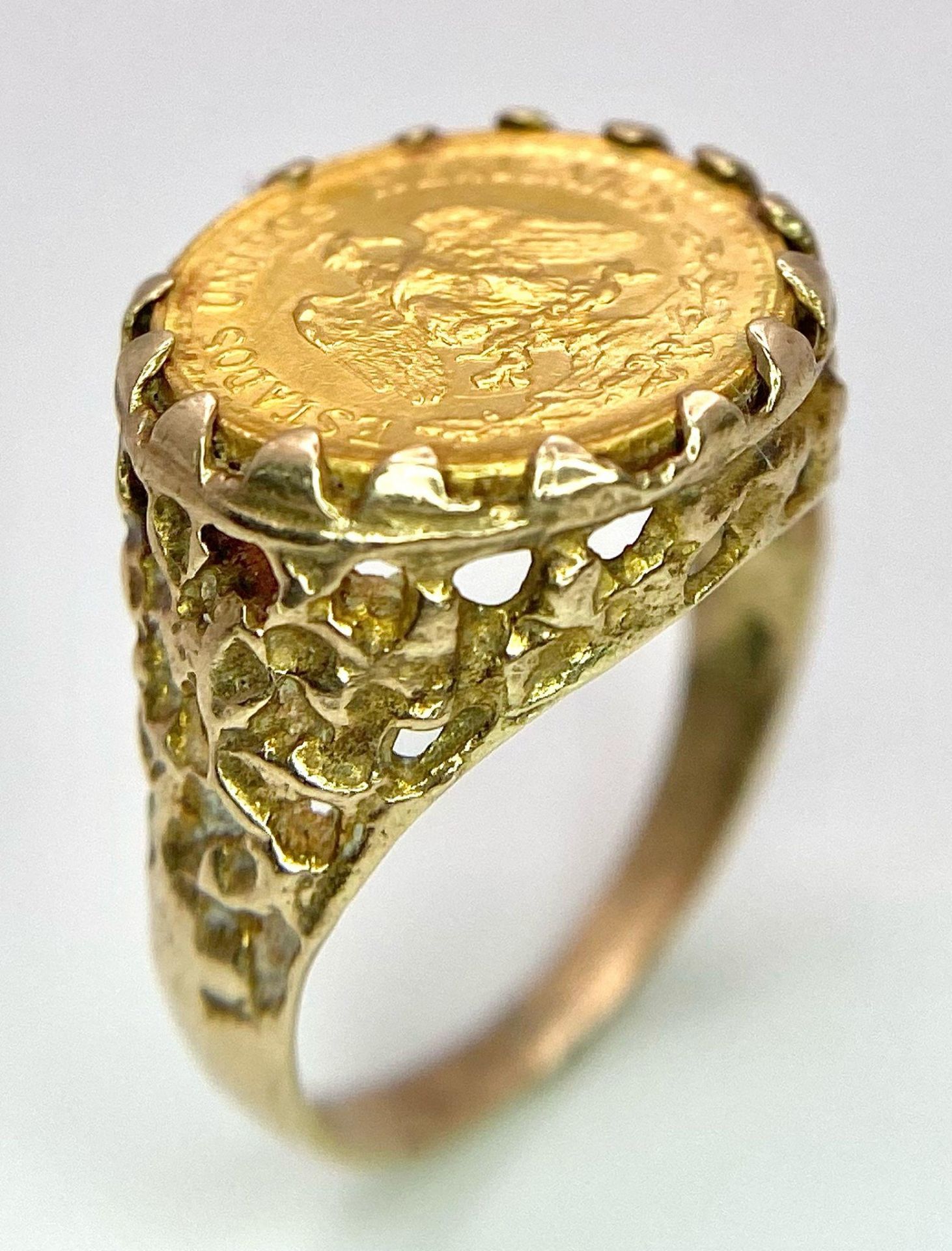 A DOS PESOS 22K GOLD COIN MOUNTED IN A 9K GOLD RING, APPROX 4.4gms IN TOTAL . size K - Image 2 of 5