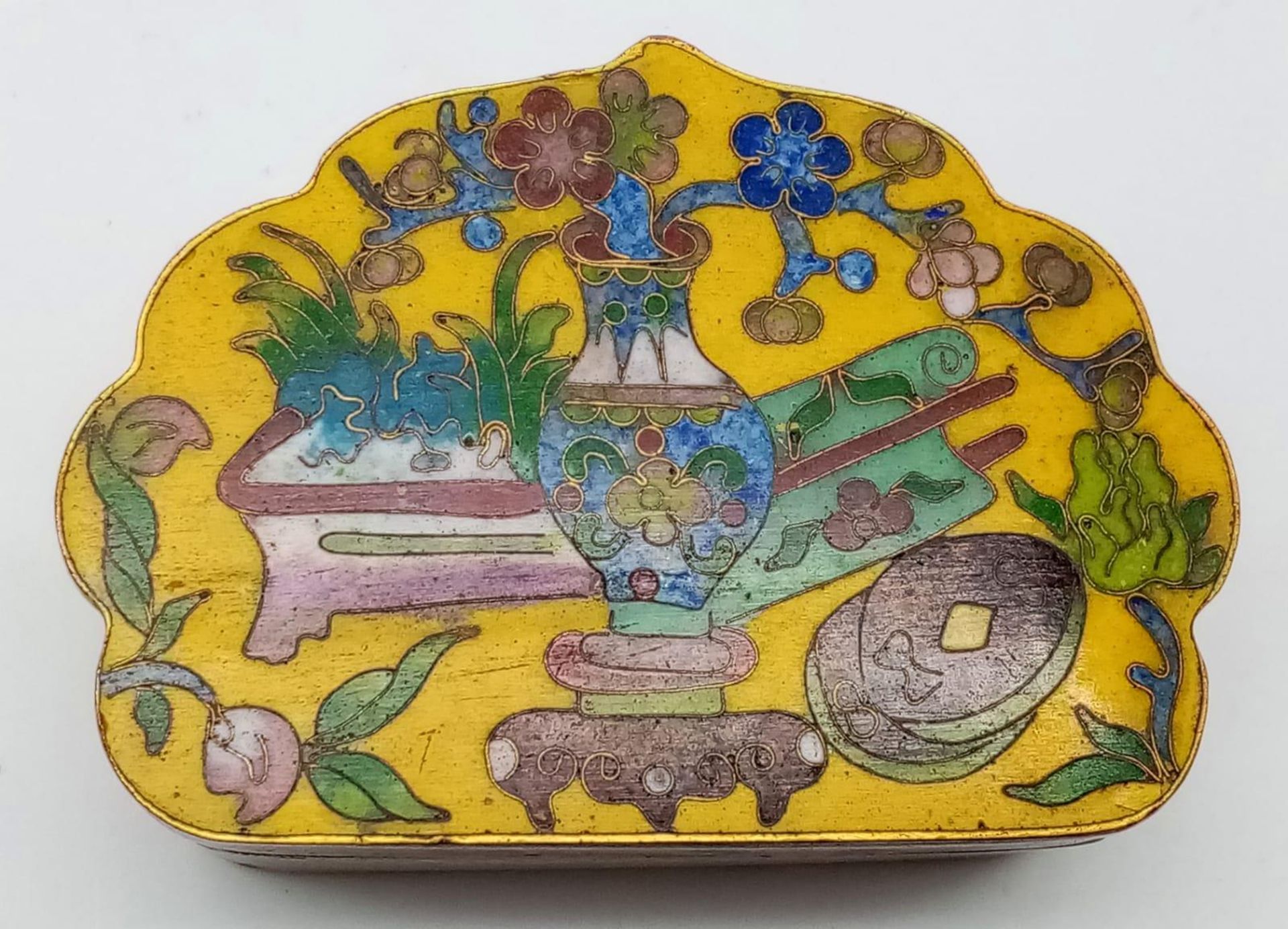 AN EXQUISITE EXAMPLE OF 19TH CENTURY CHINESE CLOISONNE WORK IN THE FORM OF A SMALL TRINKET BOX . - Image 3 of 6