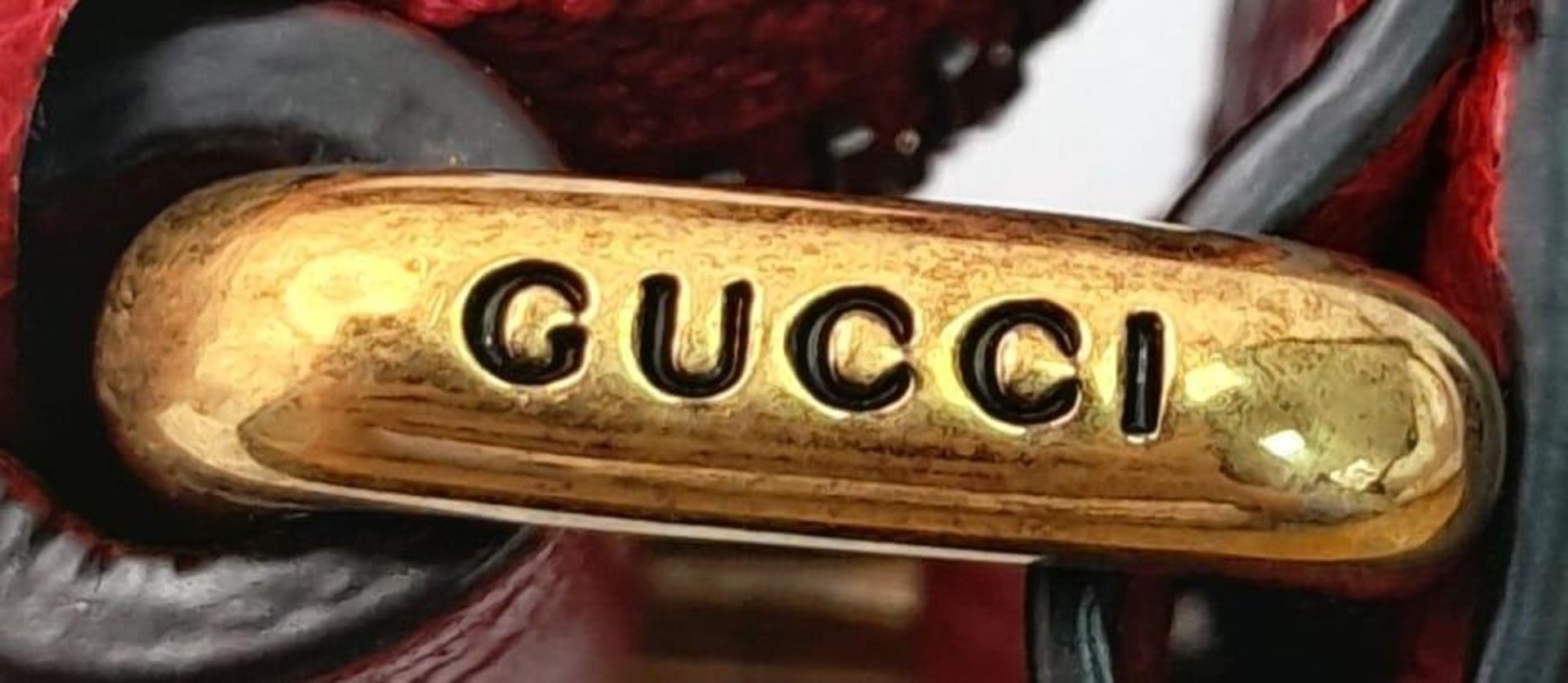A Gucci Red Logo Shoulder Bag. Leather exterior with gold-toned hardware, adjustable strap and - Image 6 of 9