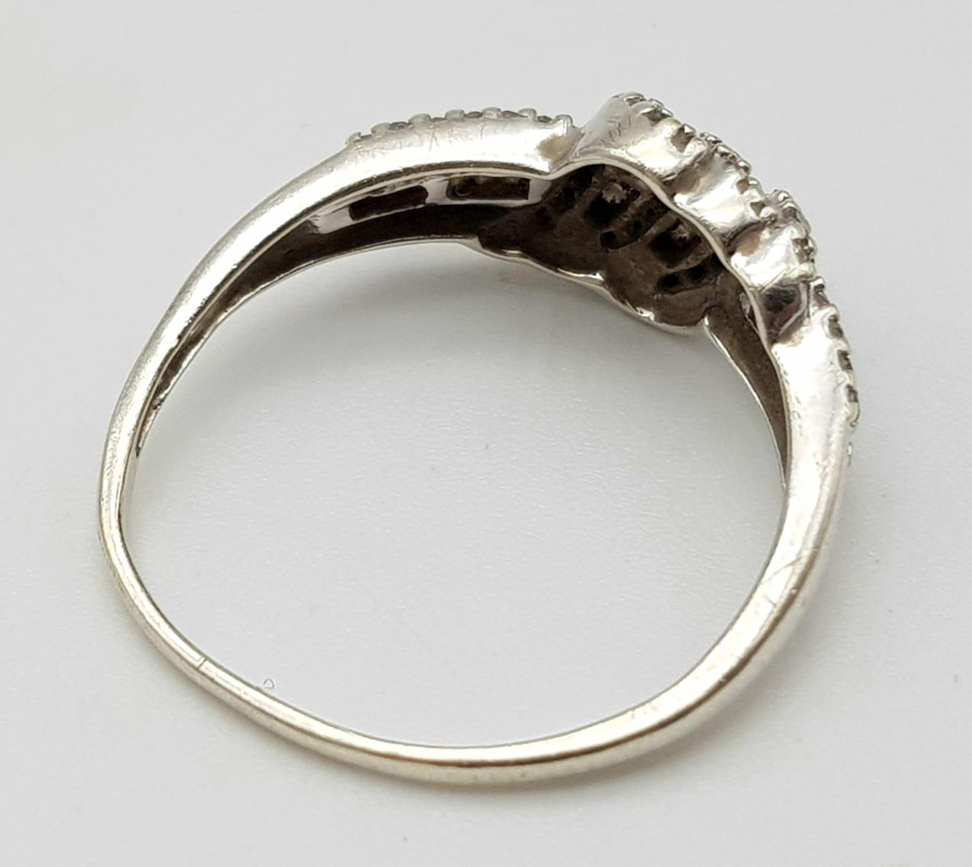 A 9K WHITE GOLD AND DIAMOND RING . 2.5gms size O - Bild 3 aus 3