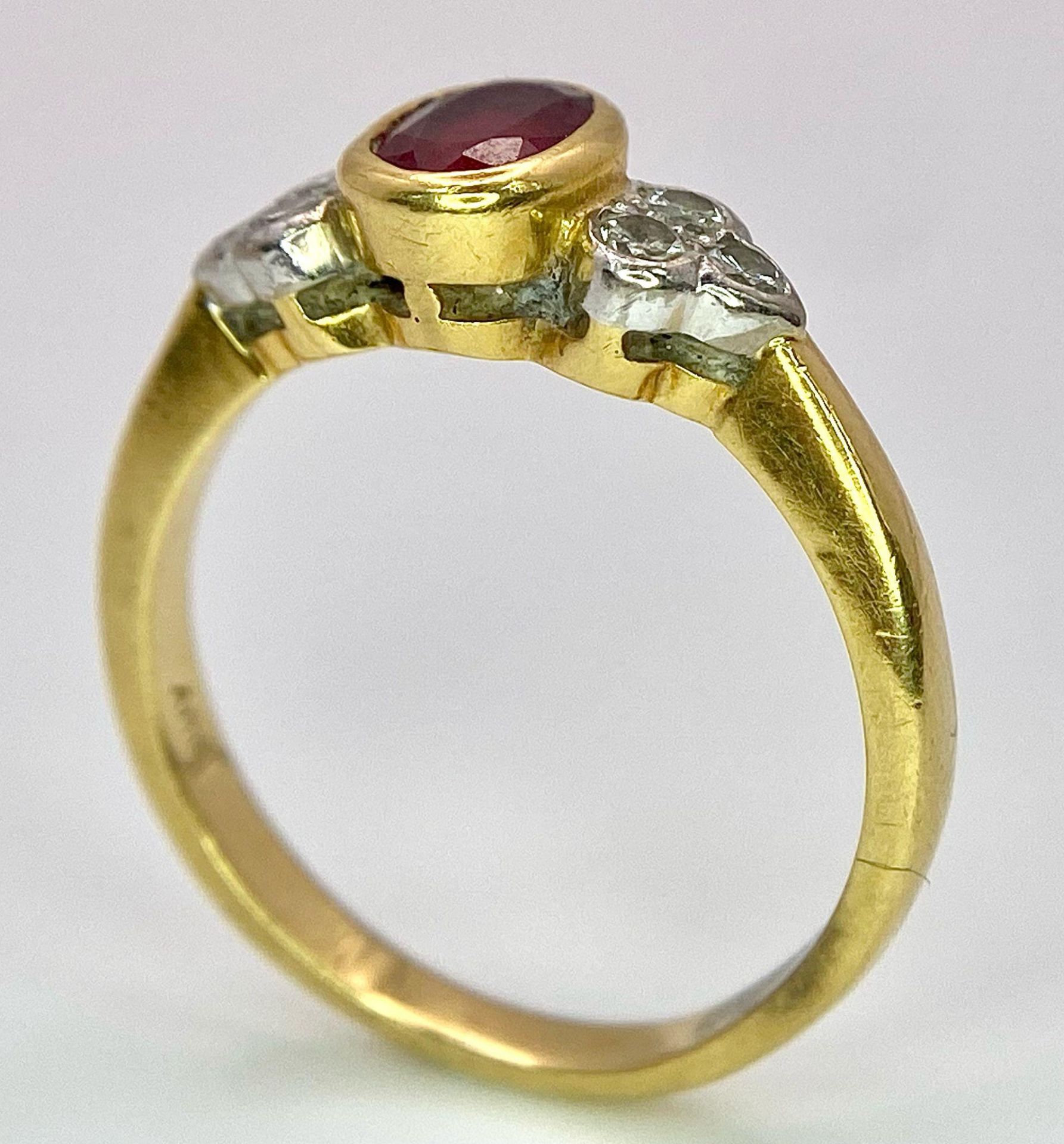 An 18K Yellow Gold Ruby and Diamond Ring. Central oval ruby with six round cut diamond accents. Size - Bild 5 aus 12