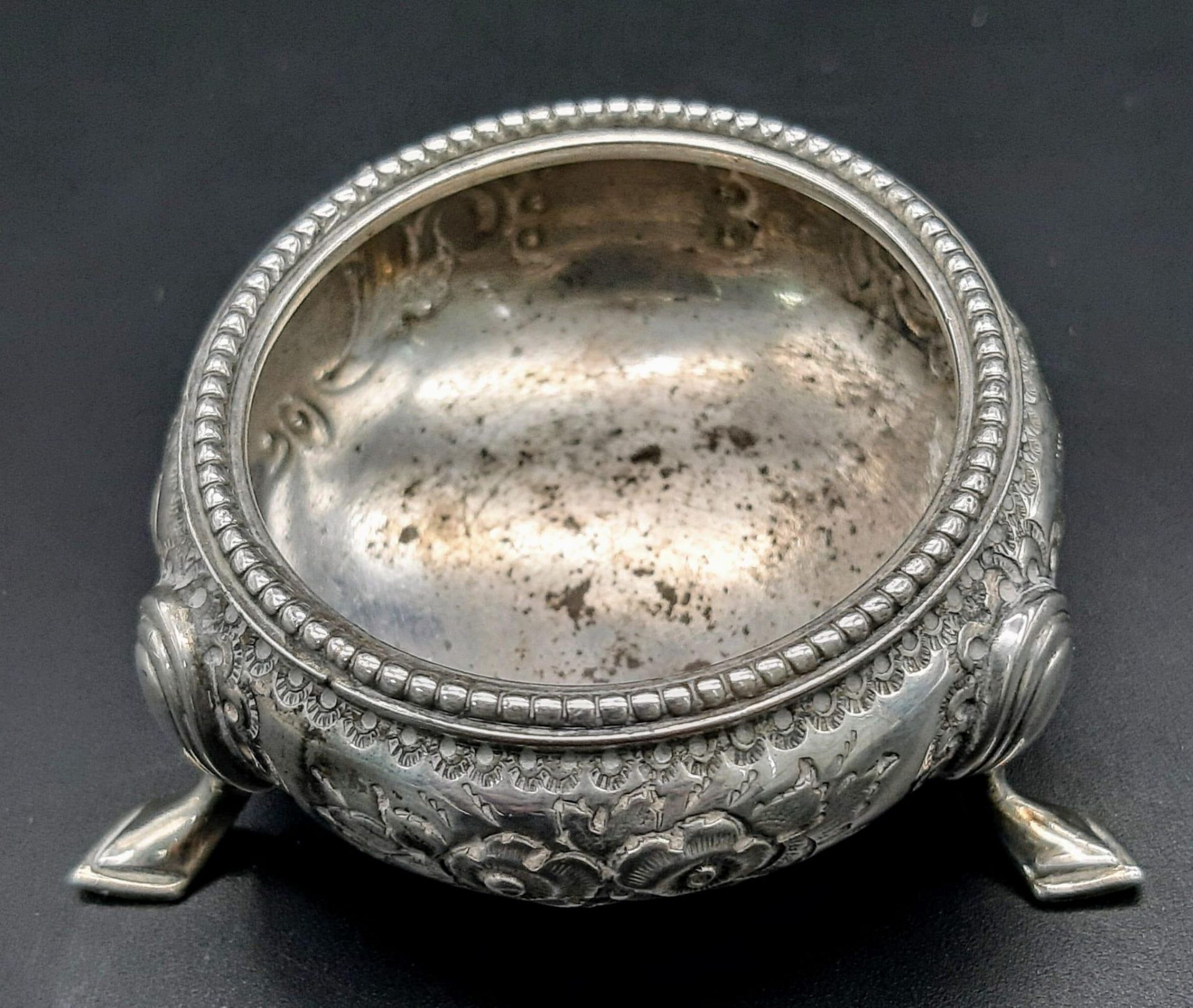 A set of Victorian antique sterling silver salt cellar with nicely floral ornate and silver spoon - Image 2 of 8