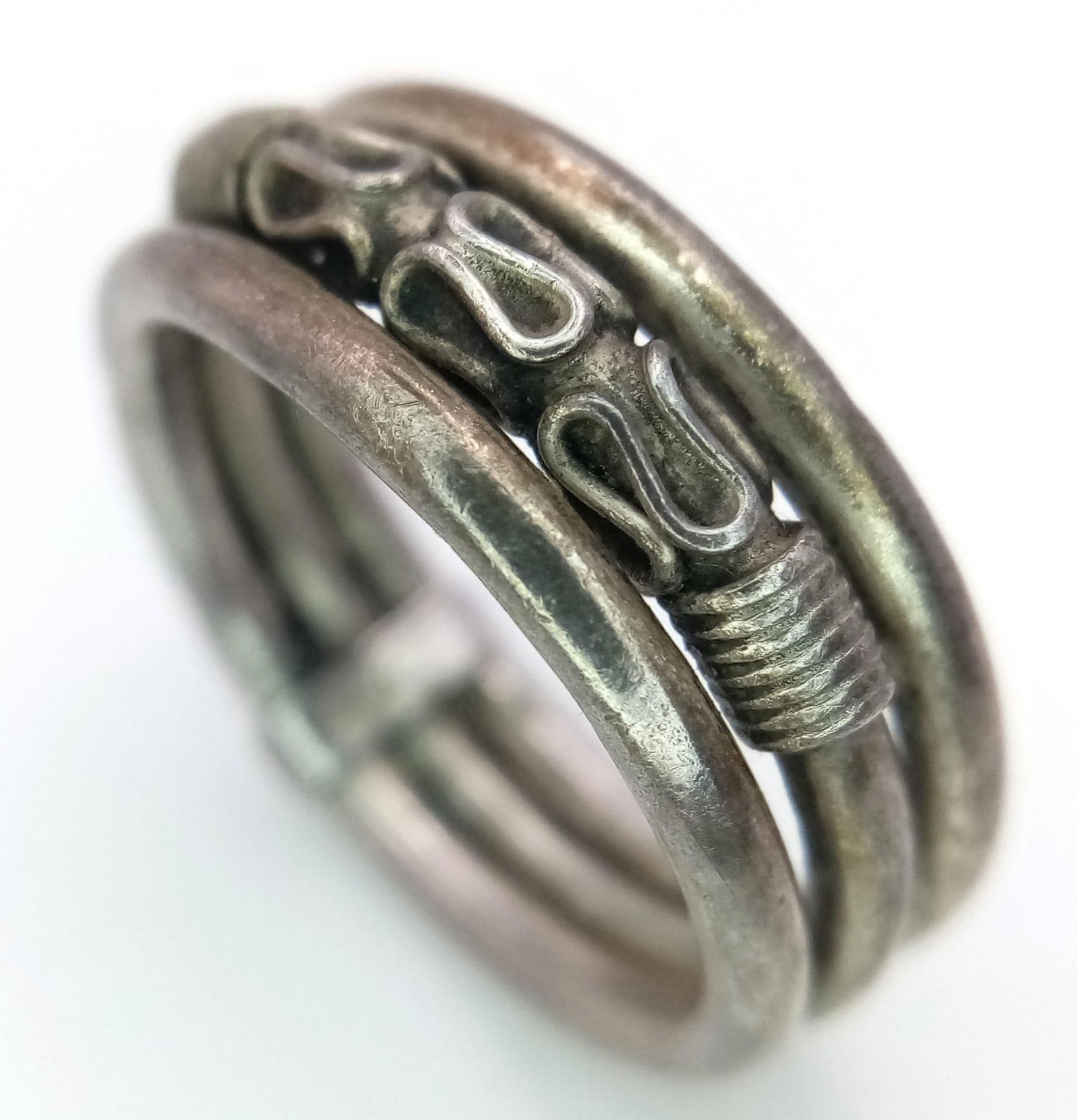 A vintage 925 silver rope designed triple band ring. Total weight 3.8G. Size N. - Image 3 of 5