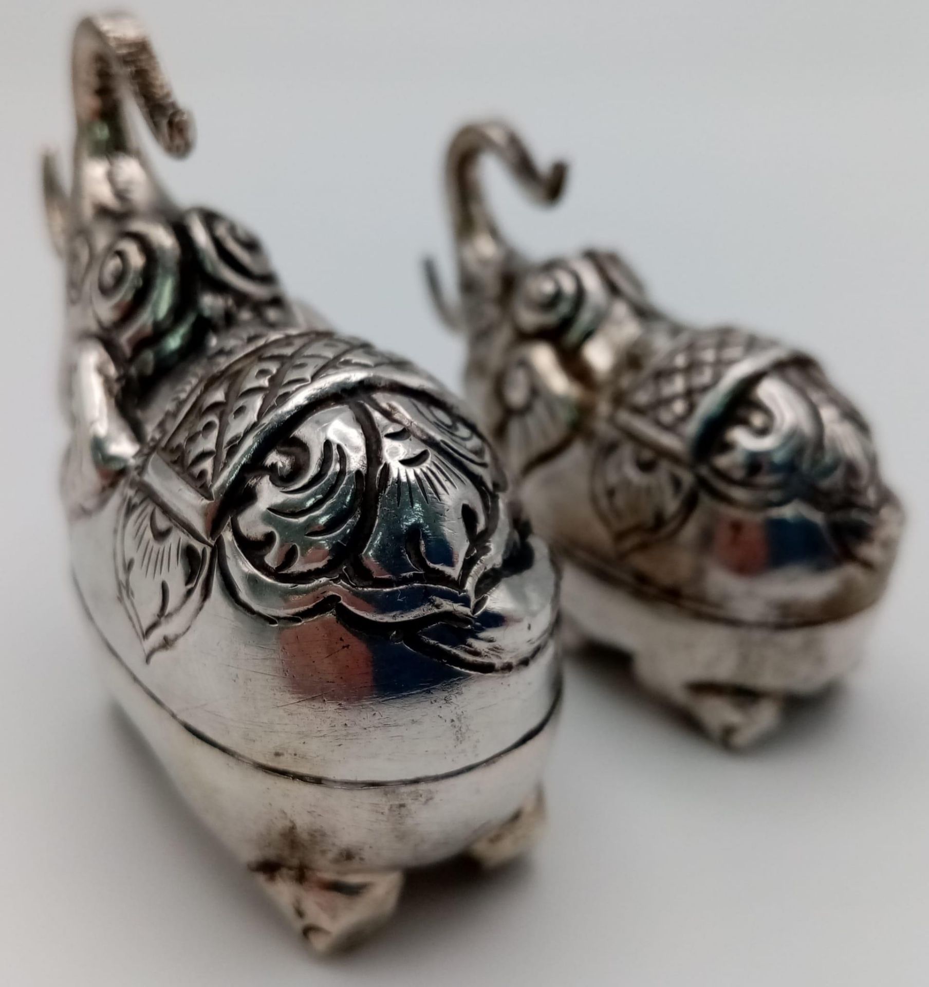 A pair of antique Cambodian silver elephant betel nut boxes. Made in the traditional Khmer silver - Bild 3 aus 6