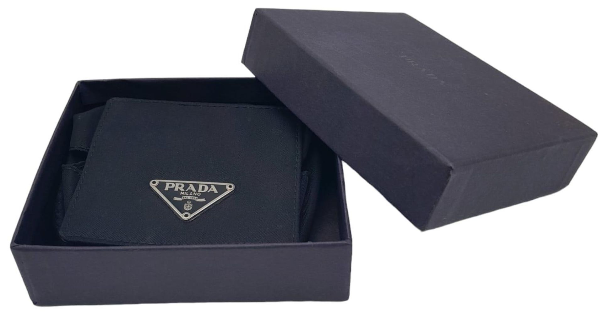 A Prada Mini Wallet/Purse. 10 x 8cm. Comes with original Prada box. Ref: 14611 - Bild 2 aus 5
