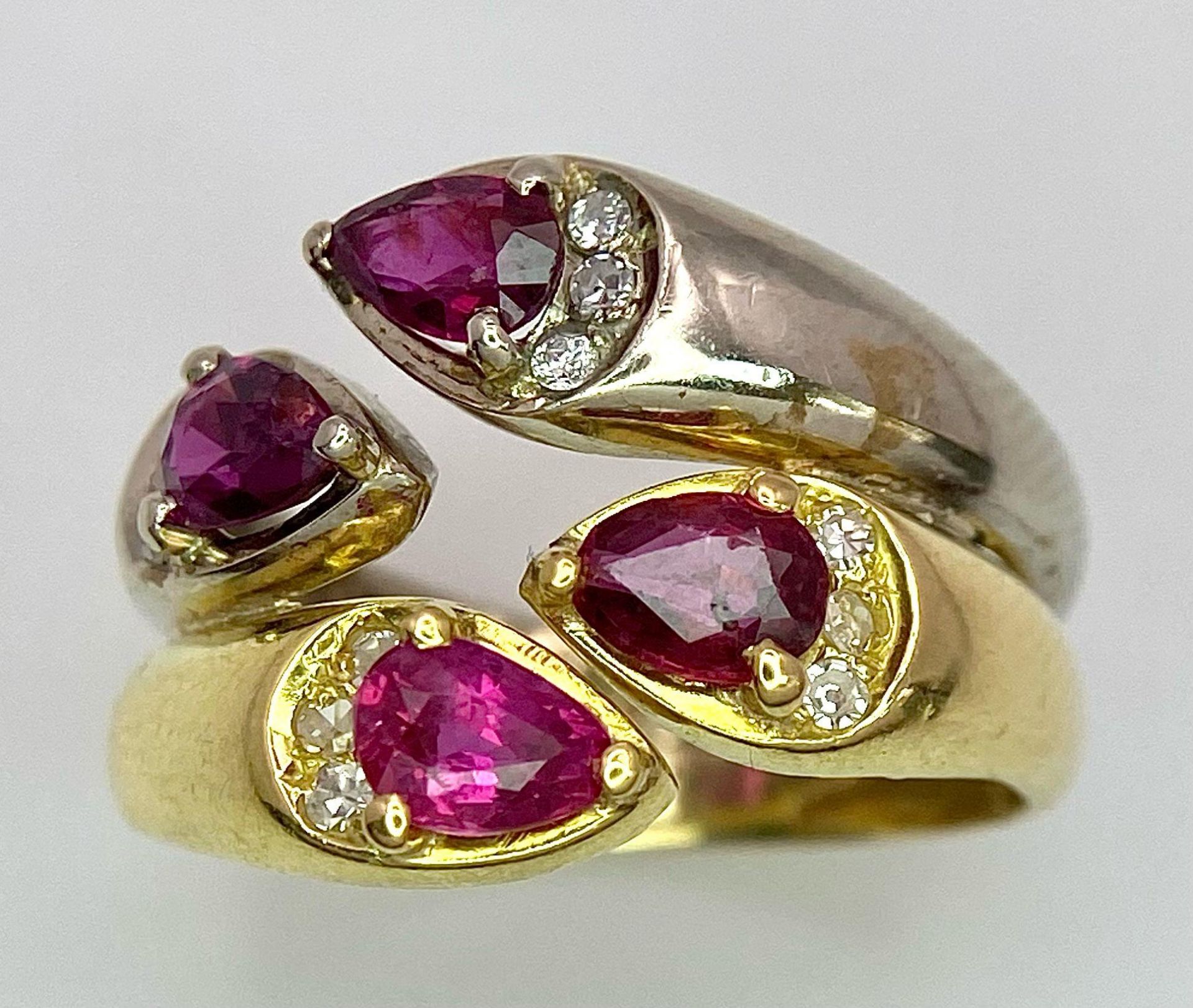AN IMPRESSIVE 18K YELLOW AND WHITE GOLD SET WITH DIAMOND & RUBY DOUBLE BAND RING, APPROX 0.80CT TEAR - Bild 2 aus 7