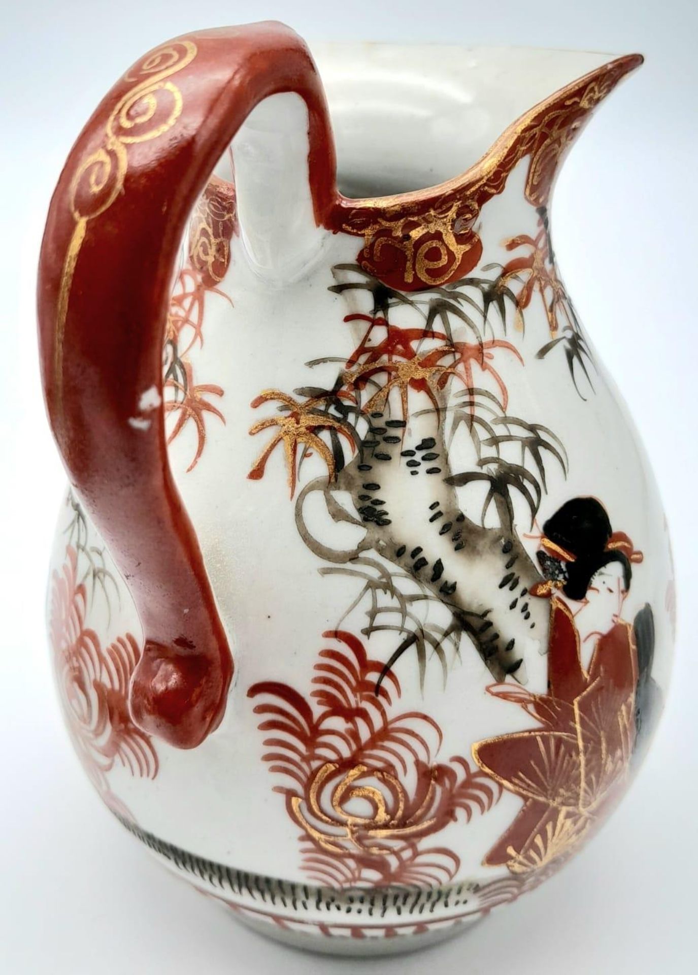 A SMALL JAPANESE WATER JUG AND SAUCER FROM LATE 19TH CENTURY . 13cms TALL - Image 8 of 9