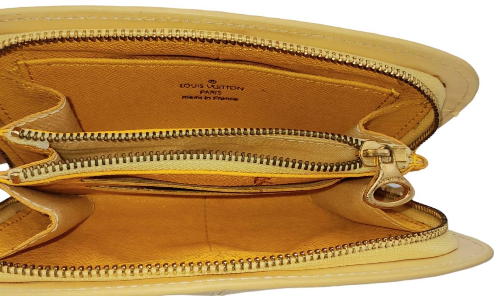 A Louis Vuitton Vanilla Wallet. Epi leather exterior gold-toned hardware and zipped top closure. - Bild 6 aus 9