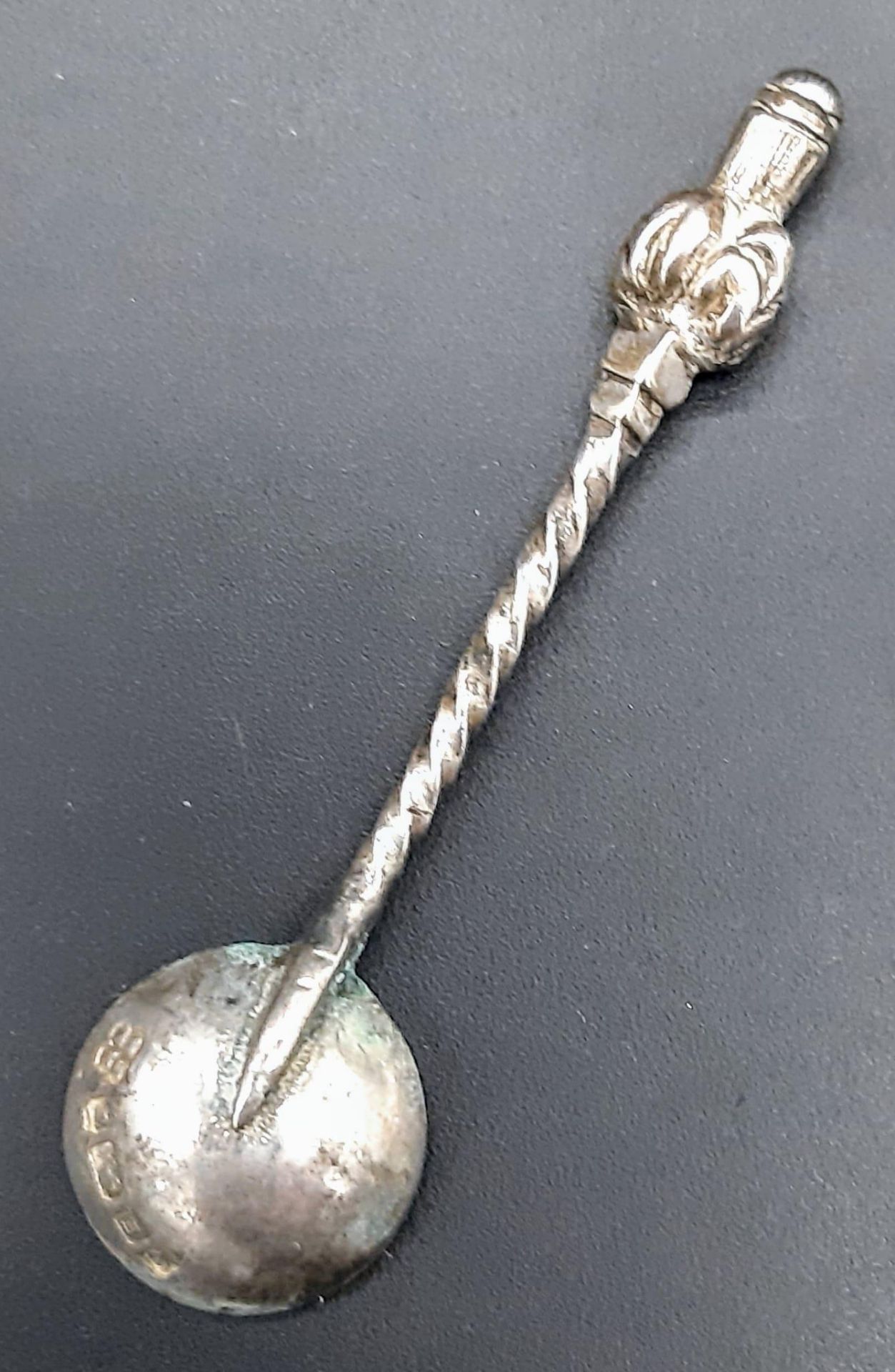 A set of Victorian antique sterling silver salt cellar with nicely floral ornate and silver spoon - Image 7 of 8