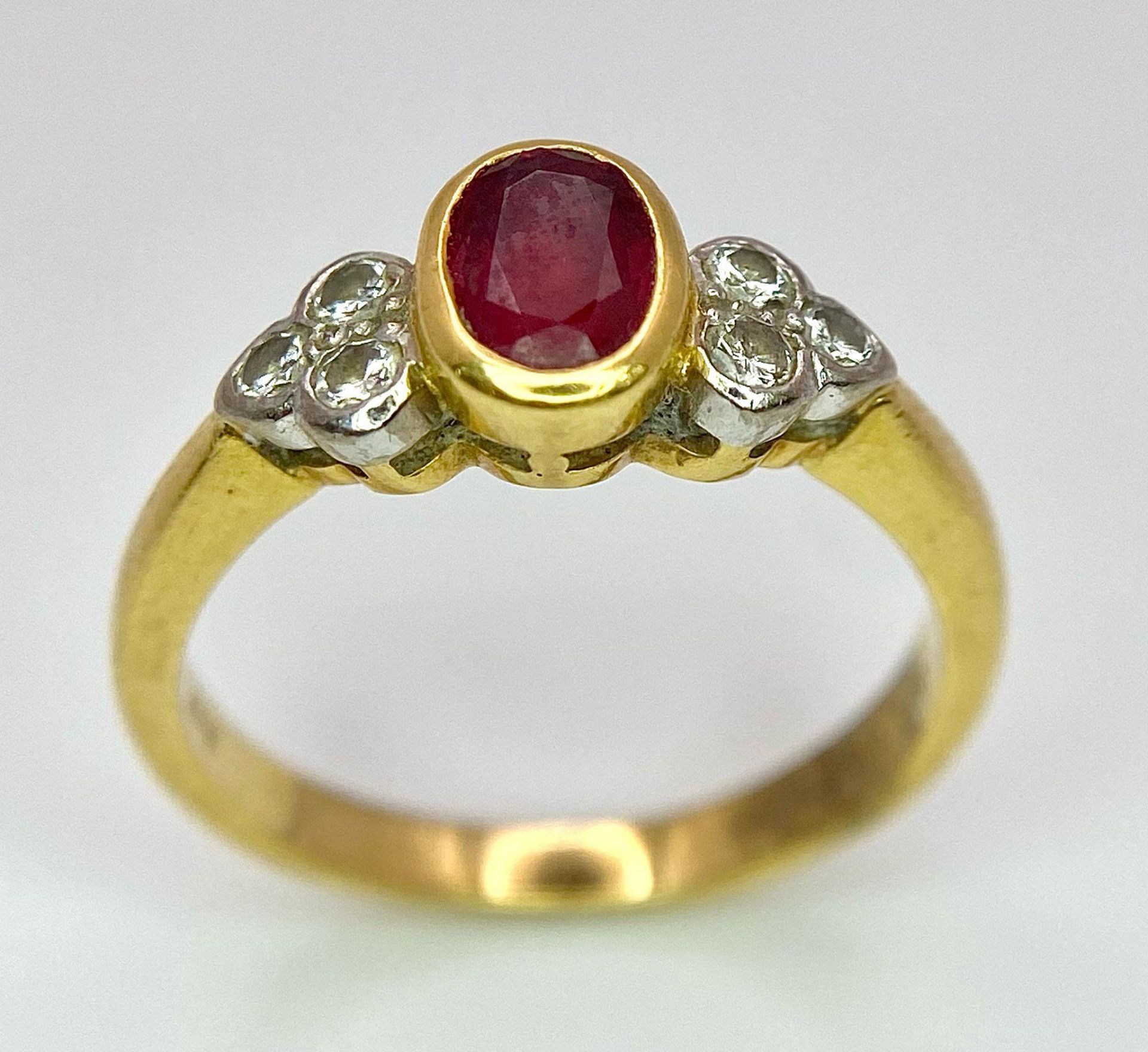 An 18K Yellow Gold Ruby and Diamond Ring. Central oval ruby with six round cut diamond accents. Size - Bild 4 aus 12