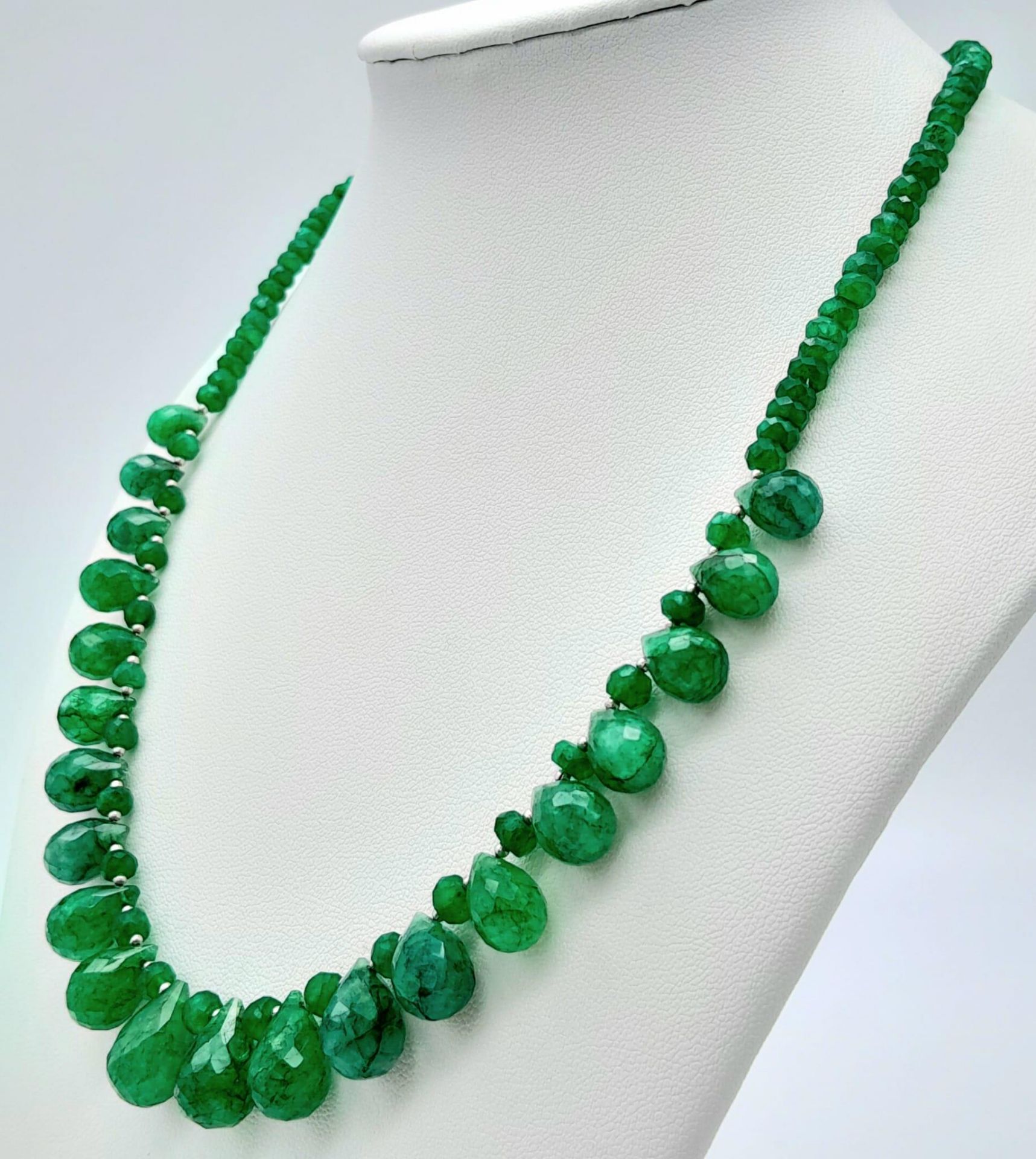 An Emerald Beaded Necklace with Emerald Teardrops and 925 Silver Clasp. 165ctw emeralds, 45.5cm - Bild 2 aus 4