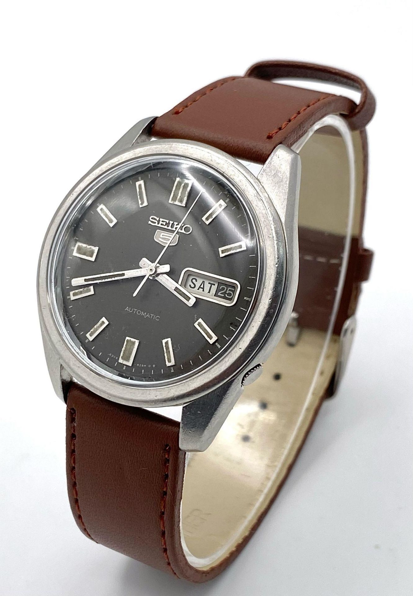 A Vintage Seiko 5 Automatic Gents Watch. Brown leather strap. Stainless steel case - 37mm. Dark grey